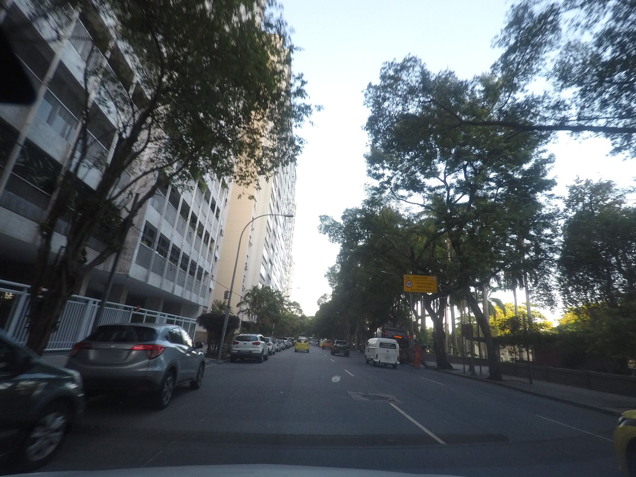 Street-level view near Edifício Jaguar, Flamengo