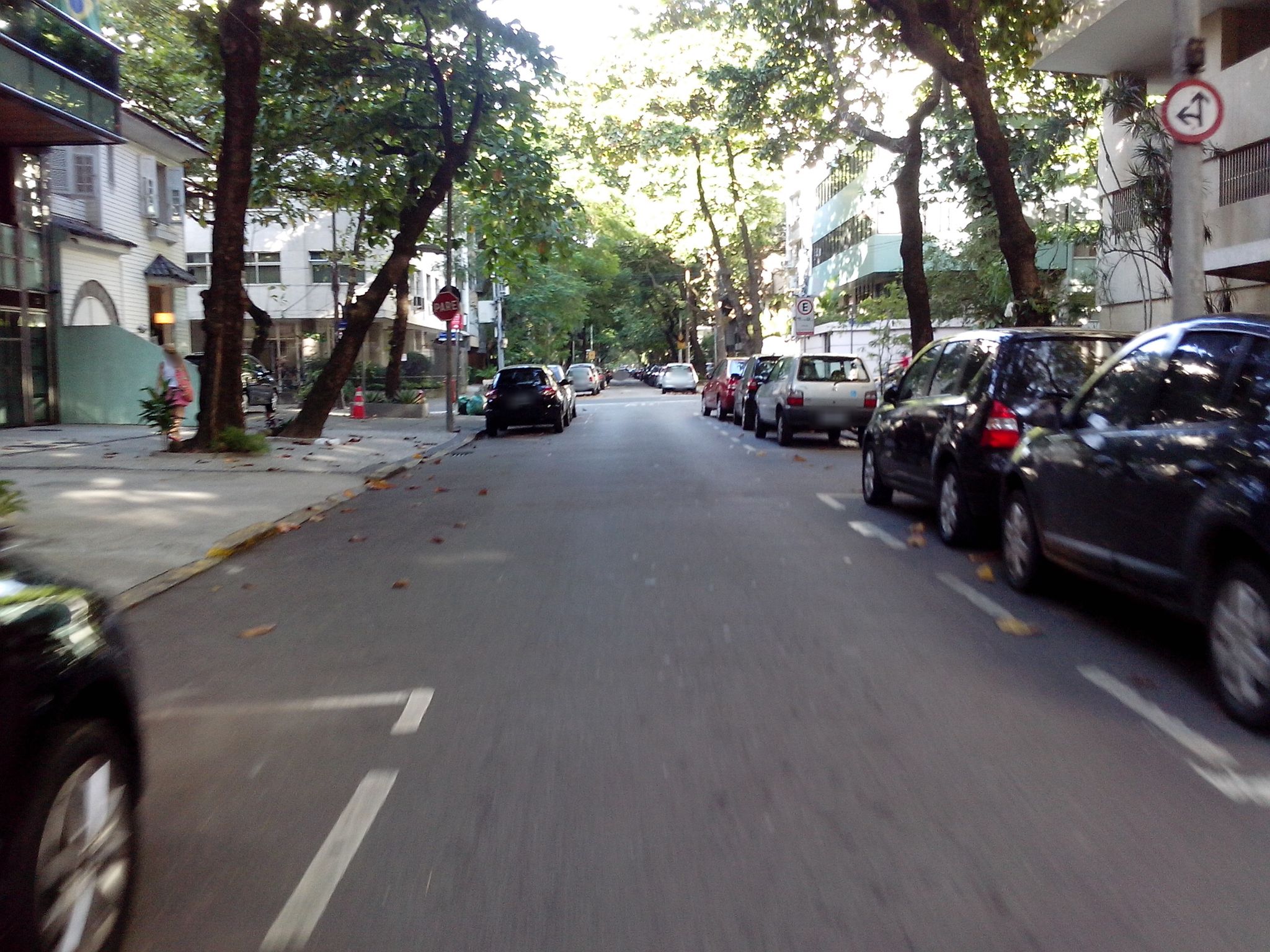 Street-level view near Edifício Jaguar, Ipanema