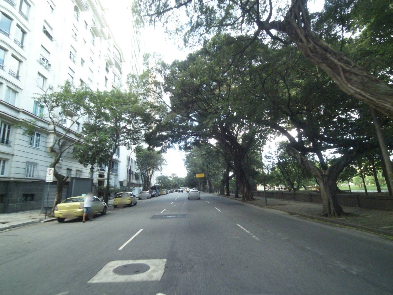 Street-level view near Edifício Jaguar, Botafogo