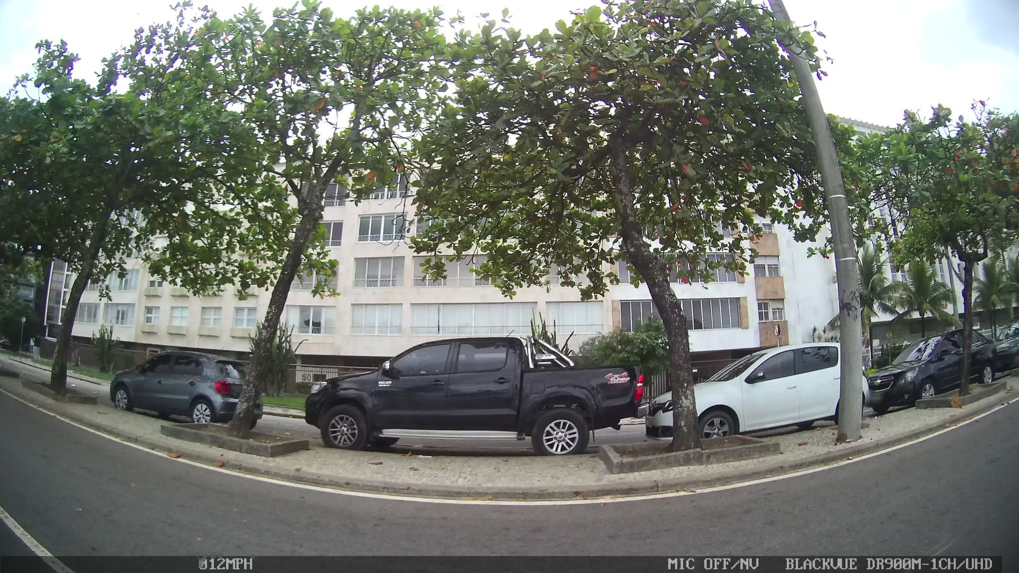 Street-level view near Edifício Jaguarembo, Leblon