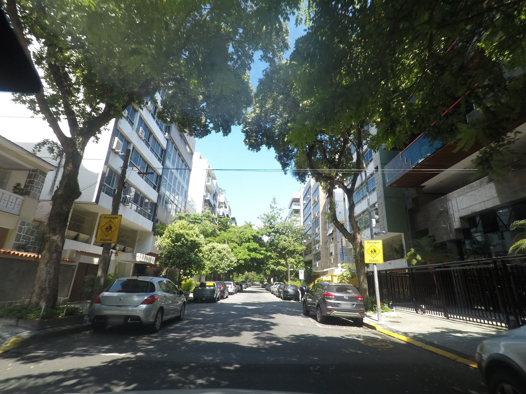 Street-level view near Edifício Jaguaripe, Lagoa