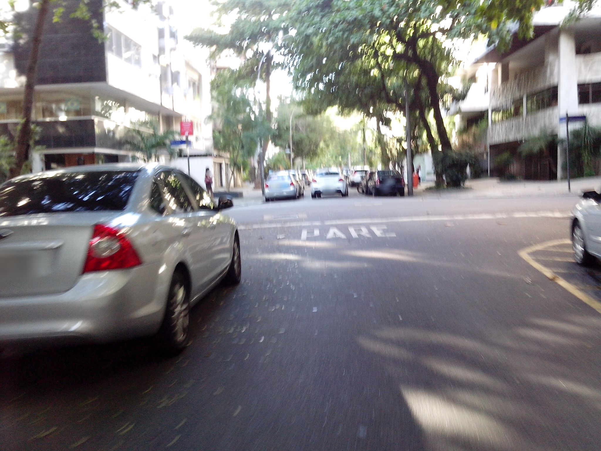 Street-level view near Edifício Jaguaripe, Ipanema