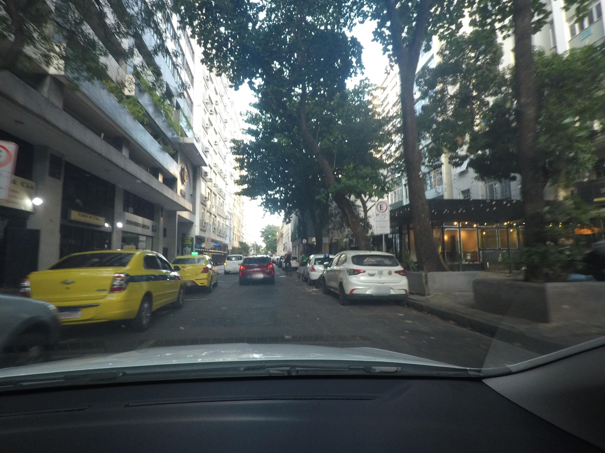 Street-level view near Edifício Jandaia, Flamengo
