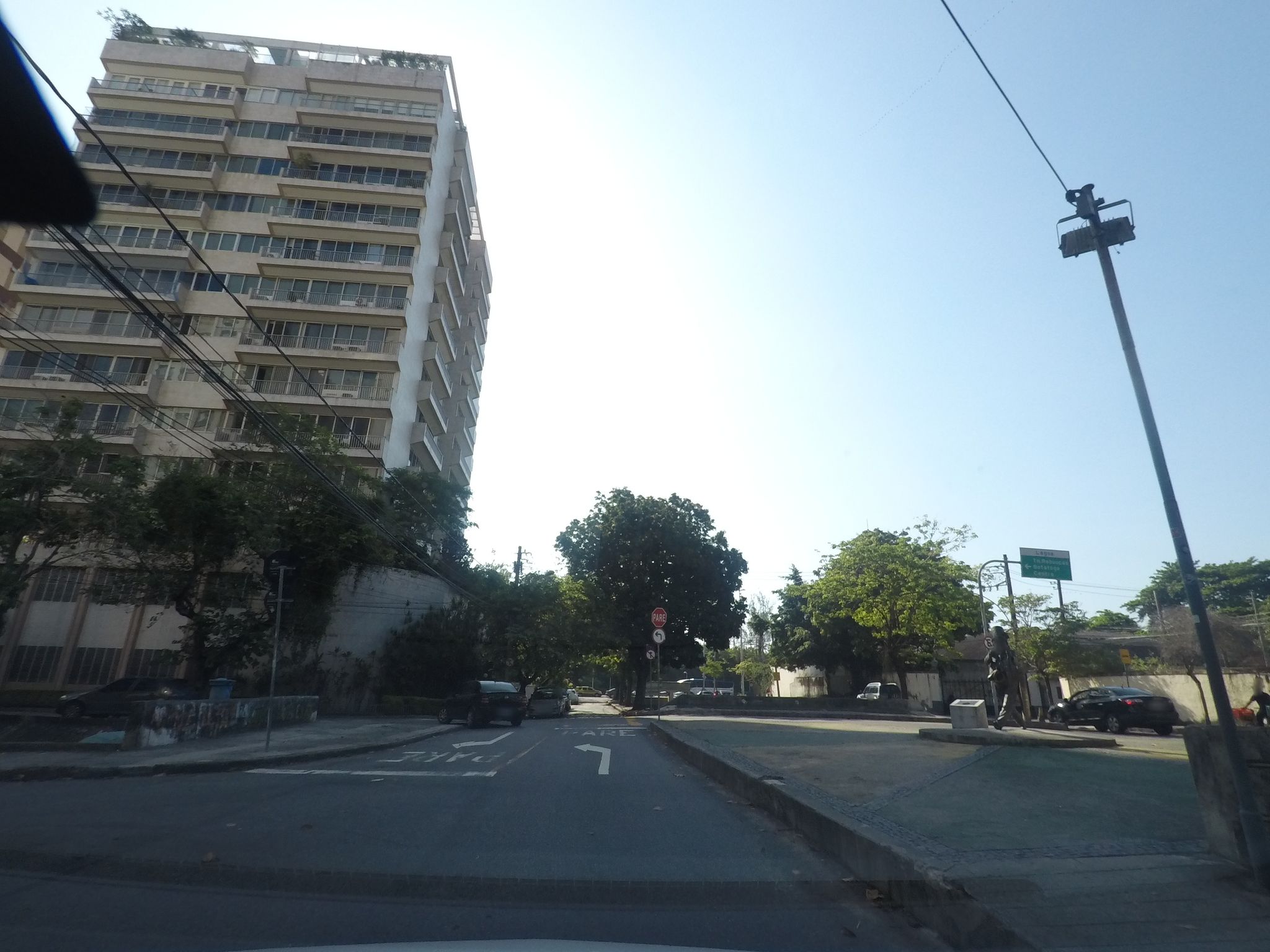 Street-level view near Edifício Jardim da Lagoa, Lagoa