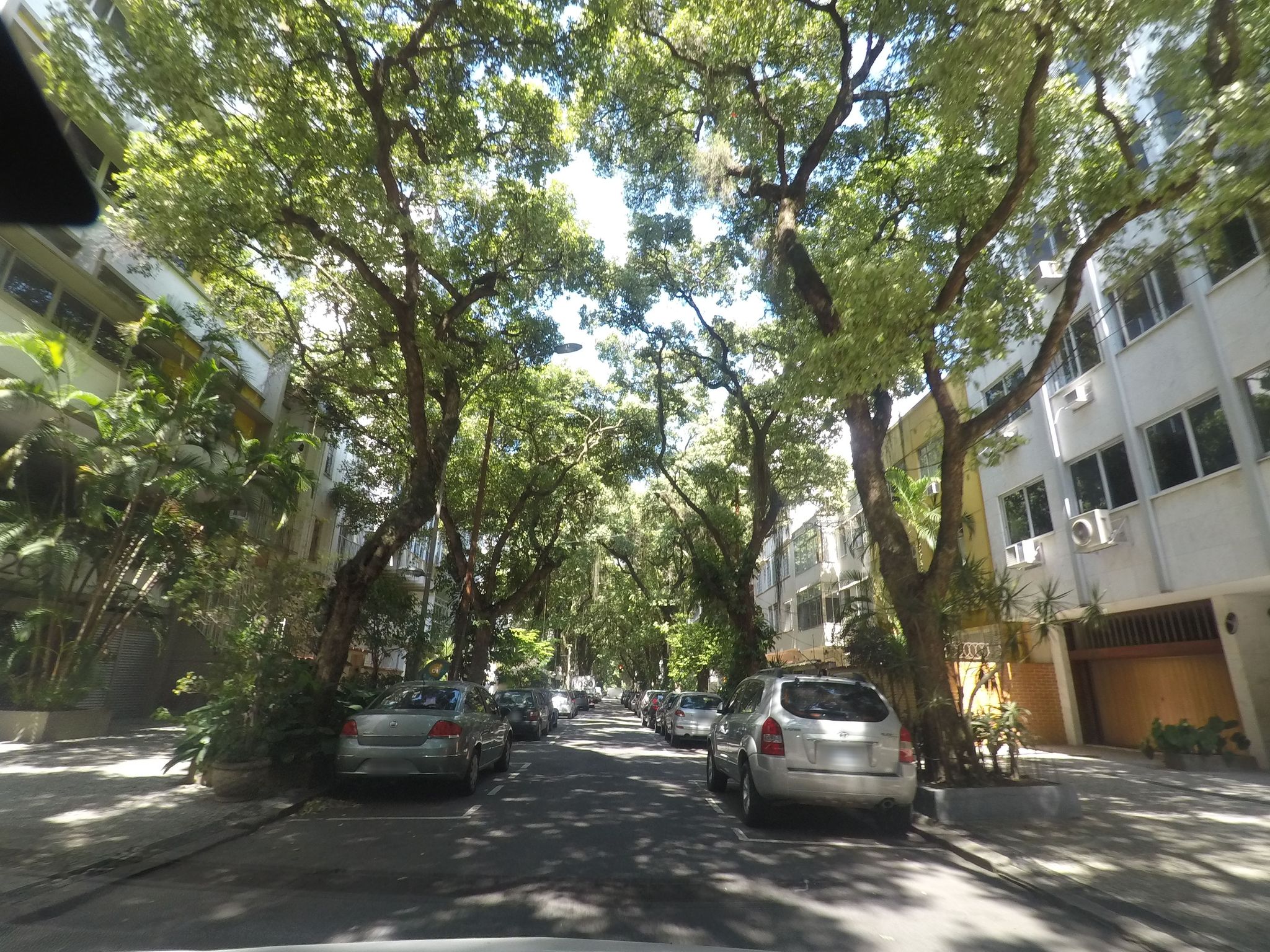 Street-level view near Edifício Jardim das Orquídeas, Ipanema