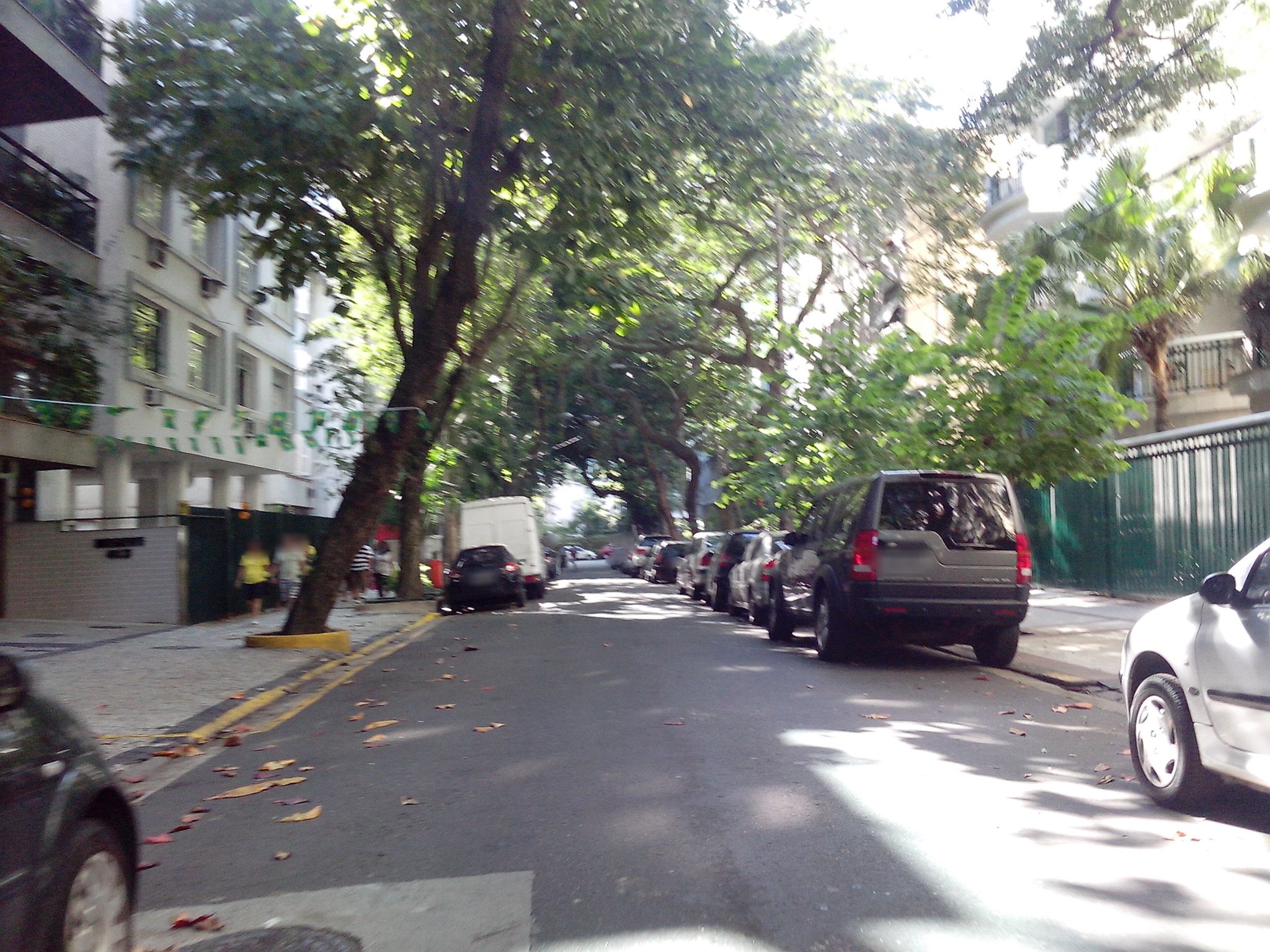 Street-level view near Edifício Jardim Leblon, Leblon