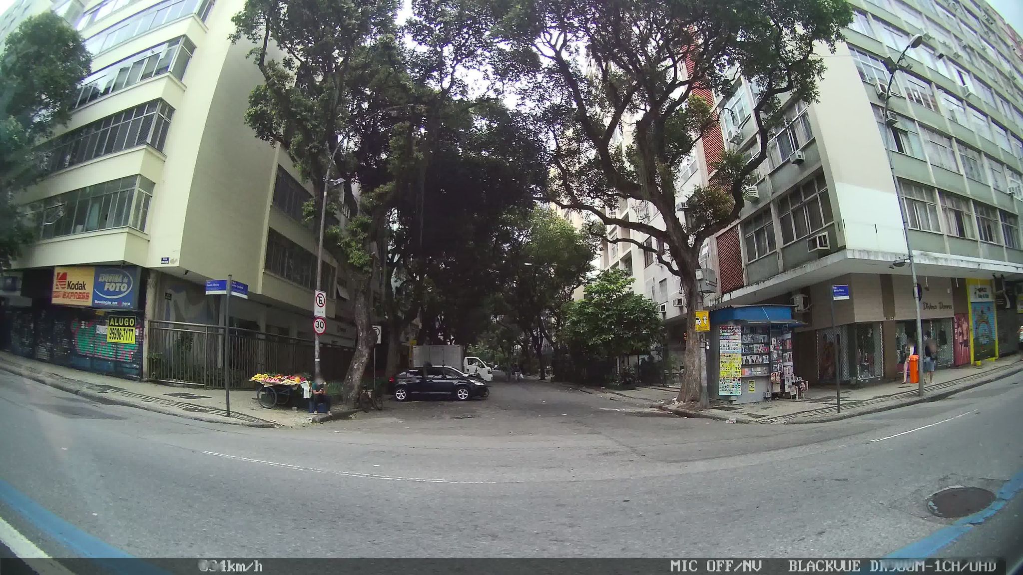 Street-level view near Edifício Jefferson, Copacabana