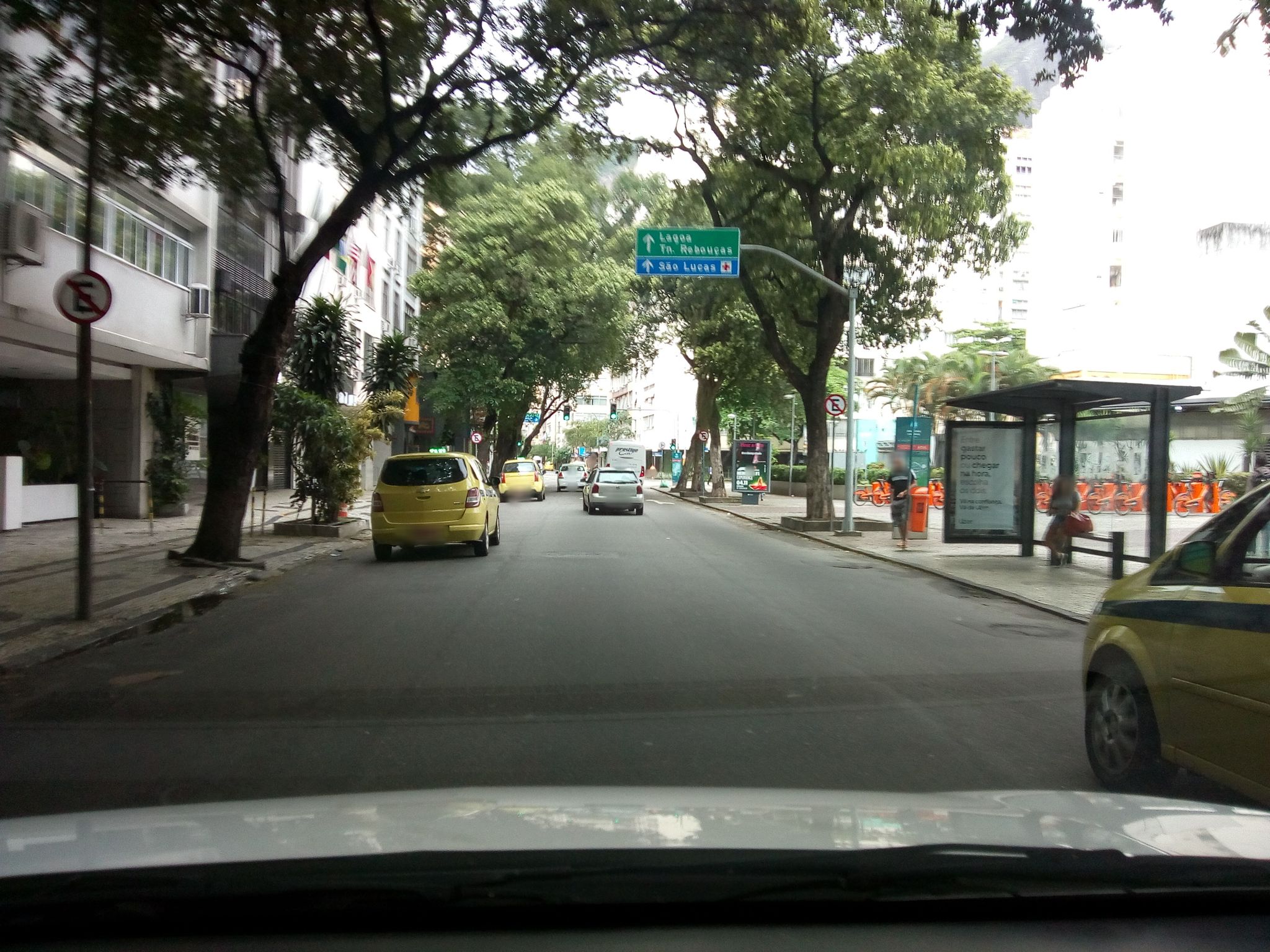 Street-level view near Edifício Jerupol, Copacabana