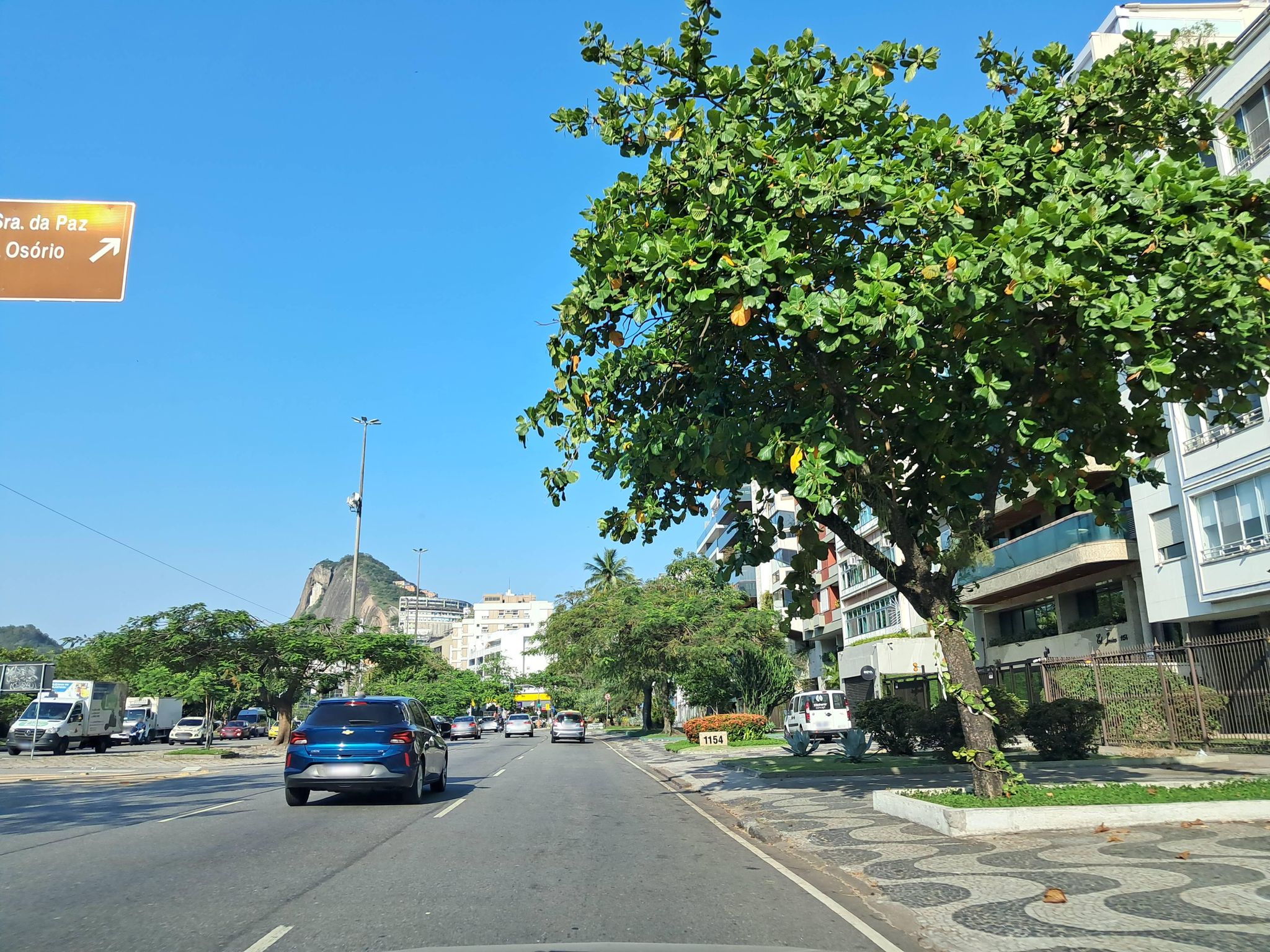 Street-level view near Edifício Jessica, Ipanema