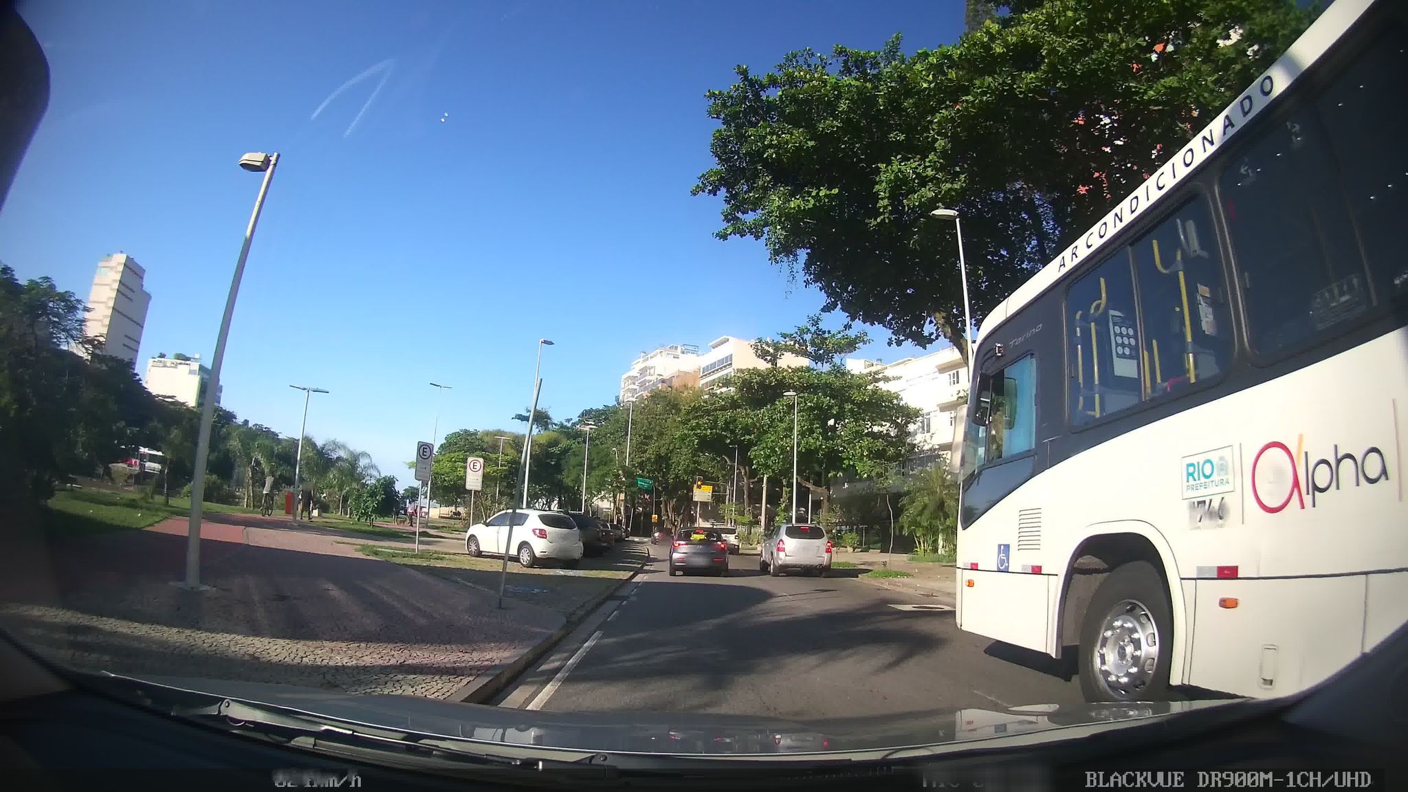 Street-level view near Edifício João Ceppas, Leblon