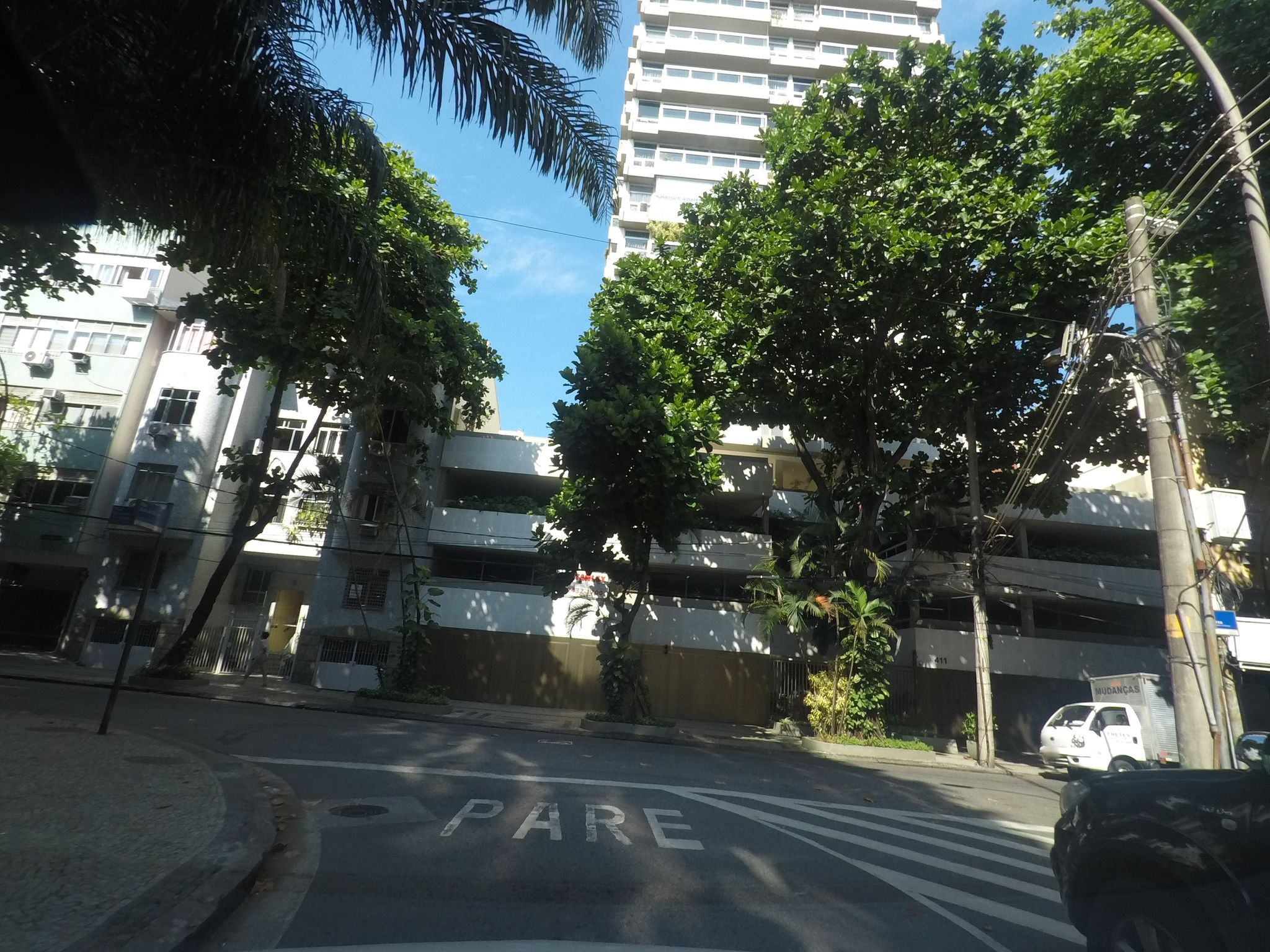 Street-level view near Edifício João de Barros, Leblon