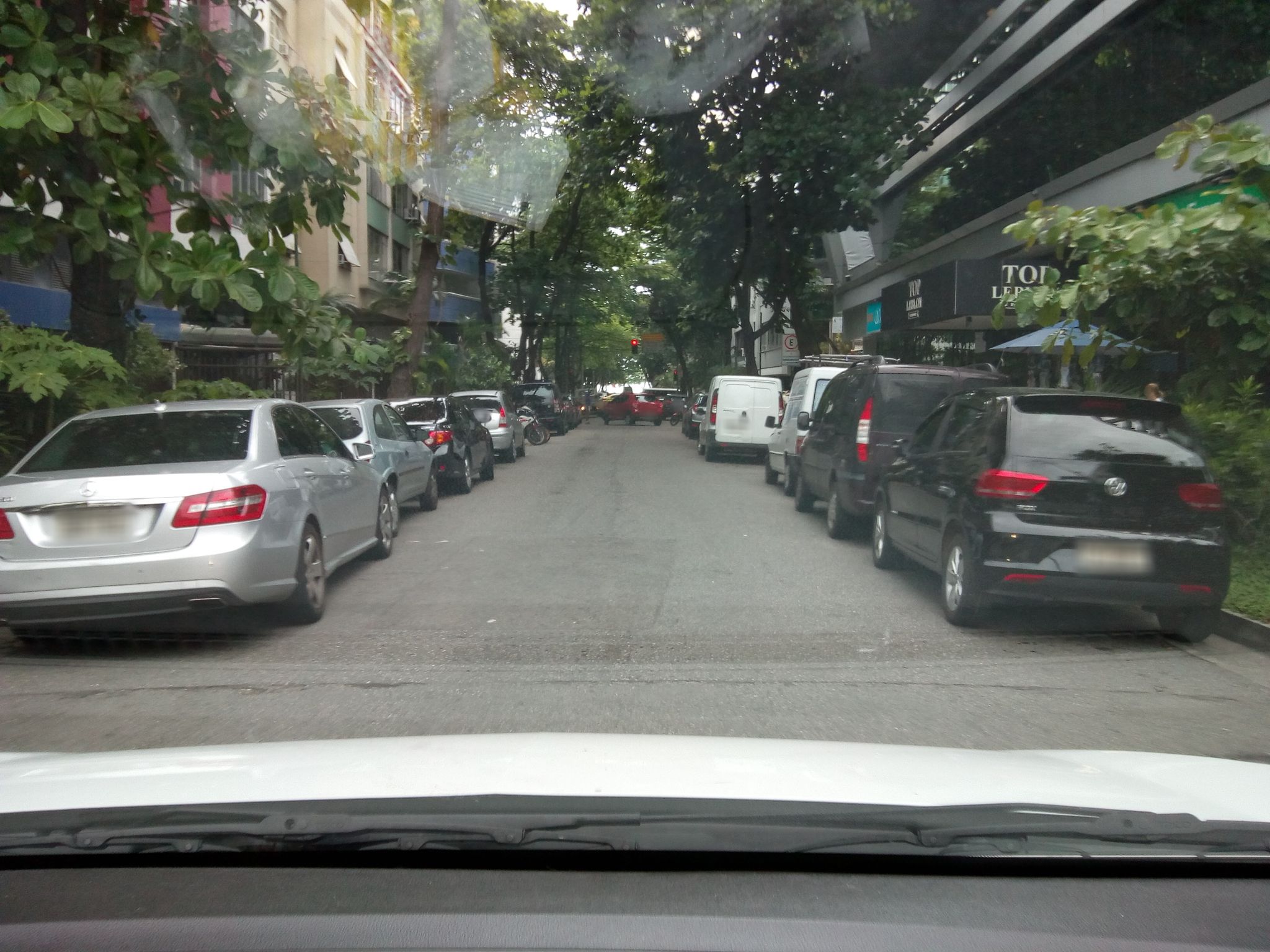 Street-level view near Edifício João Lira, Leblon