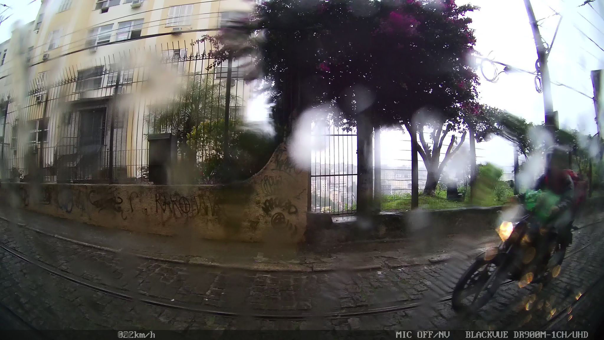 Street-level view near Edifício Joaquim Murtinho, Santa Teresa
