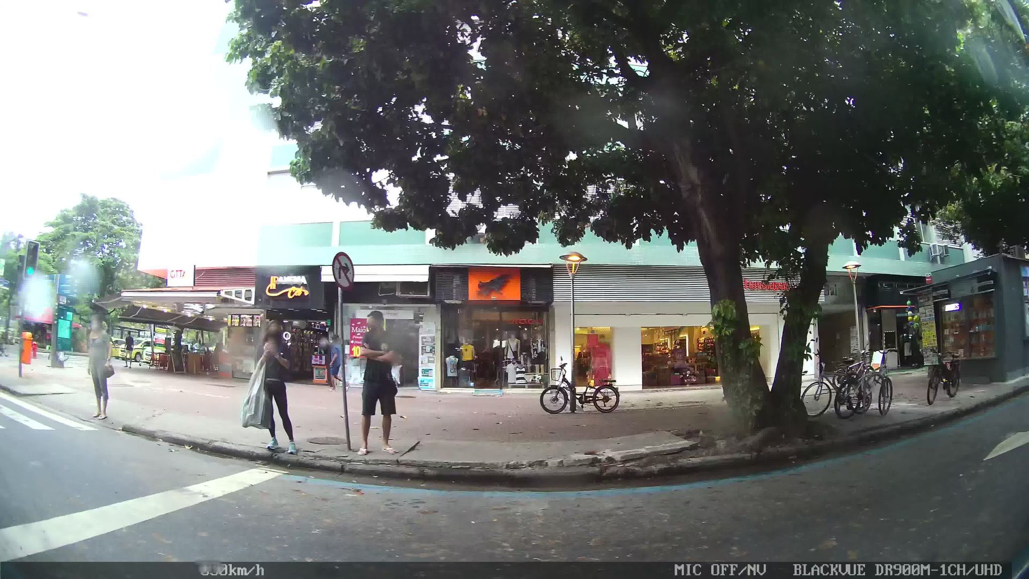 Street-level view near Edifício Joatinga, Ipanema