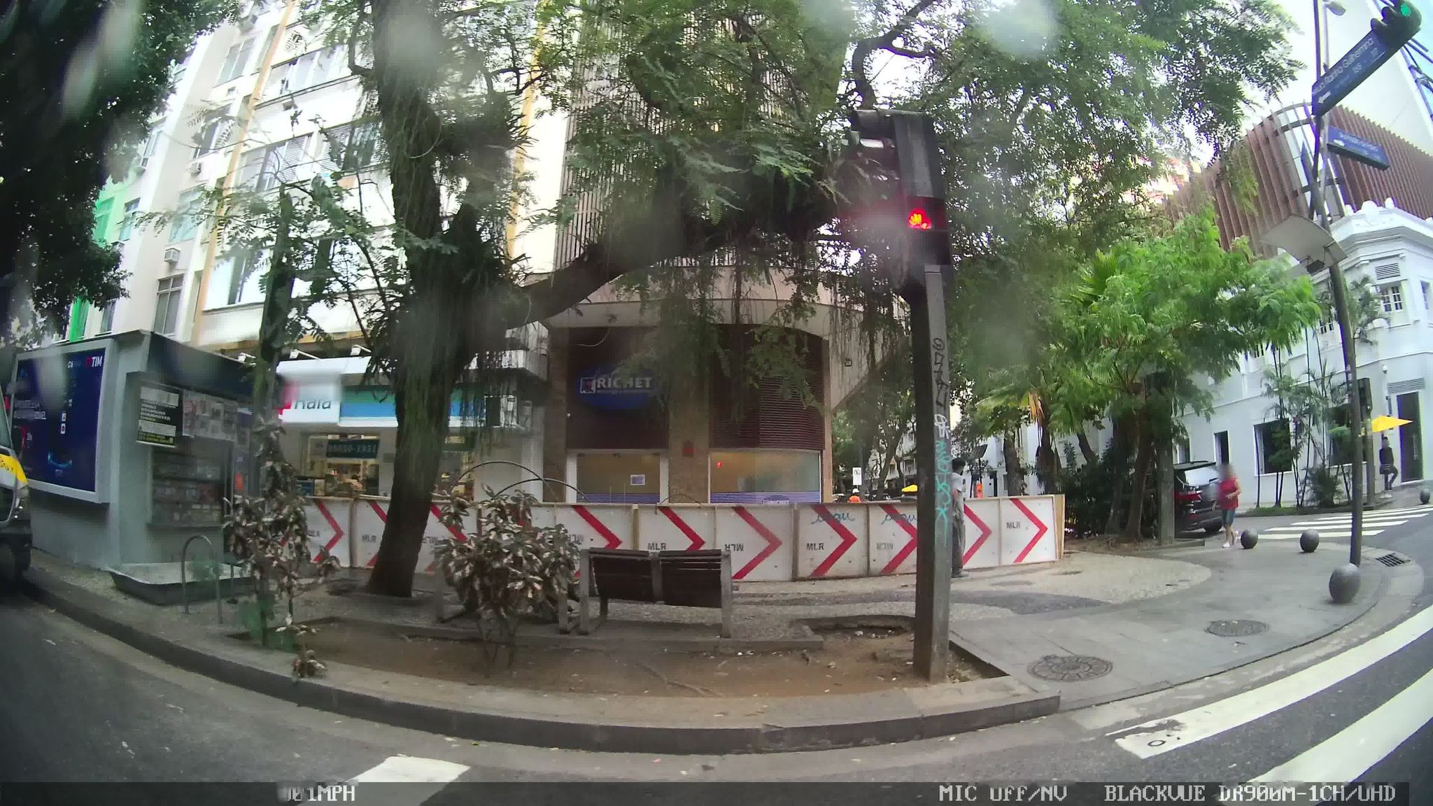 Street-level view near Edifício Jobi, Leblon