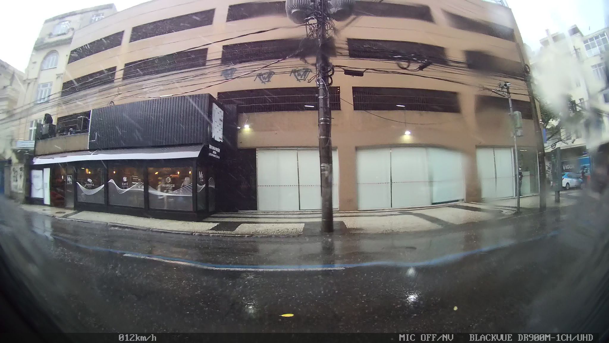 Street-level view near Edifício Jose de Anchieta, Botafogo