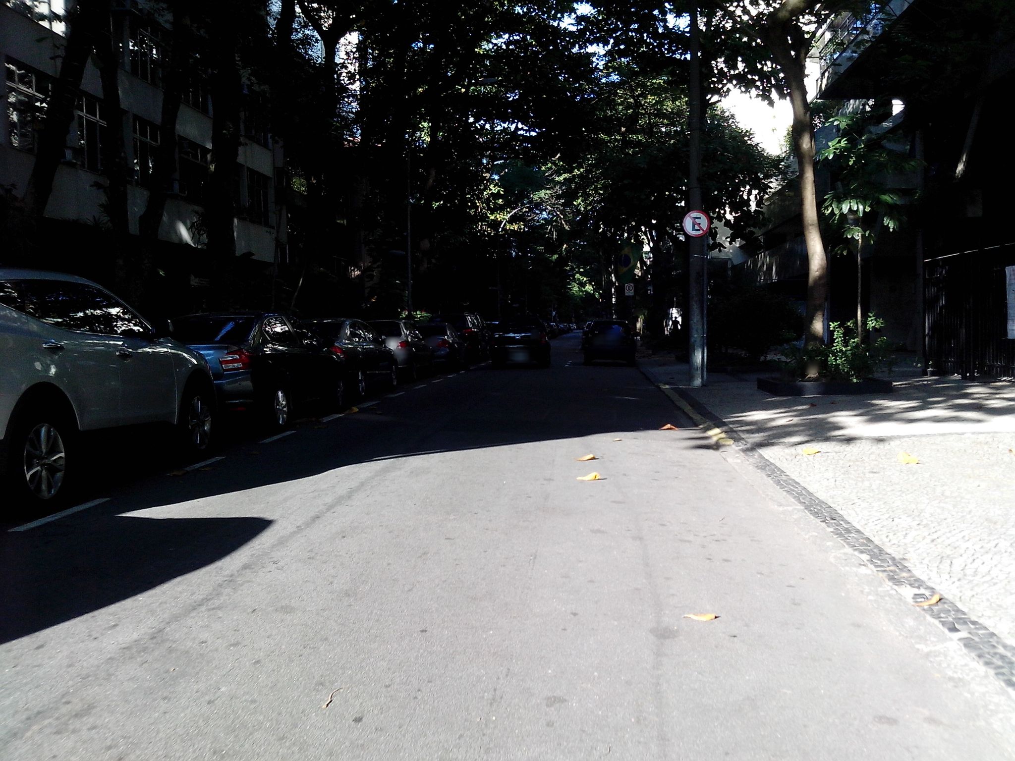 Street-level view near Edifício Josias, Ipanema