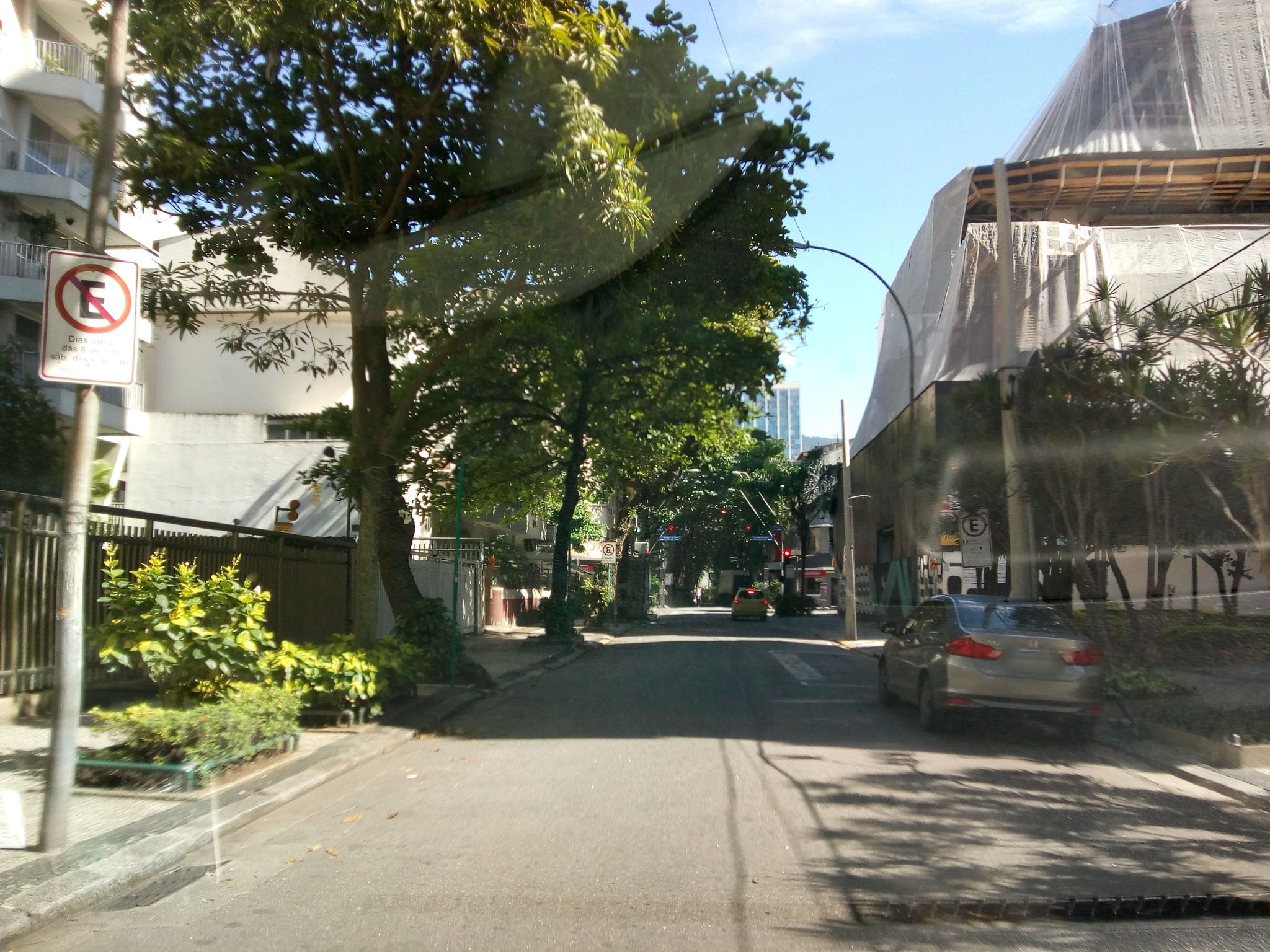 Street-level view near Edifício Juan Gais, Leblon