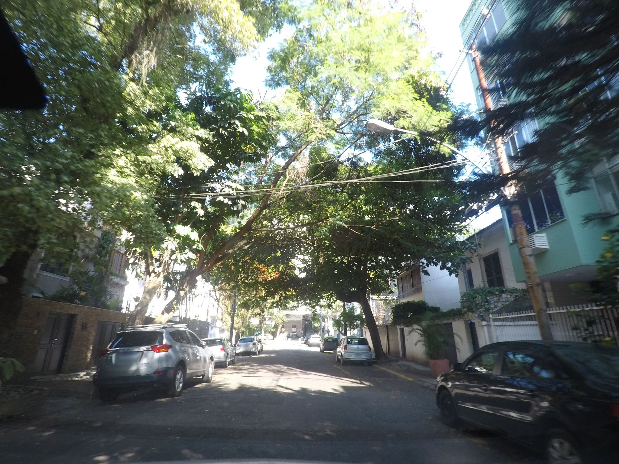 Street-level view near Edifício Julio de Carvalho, Gávea