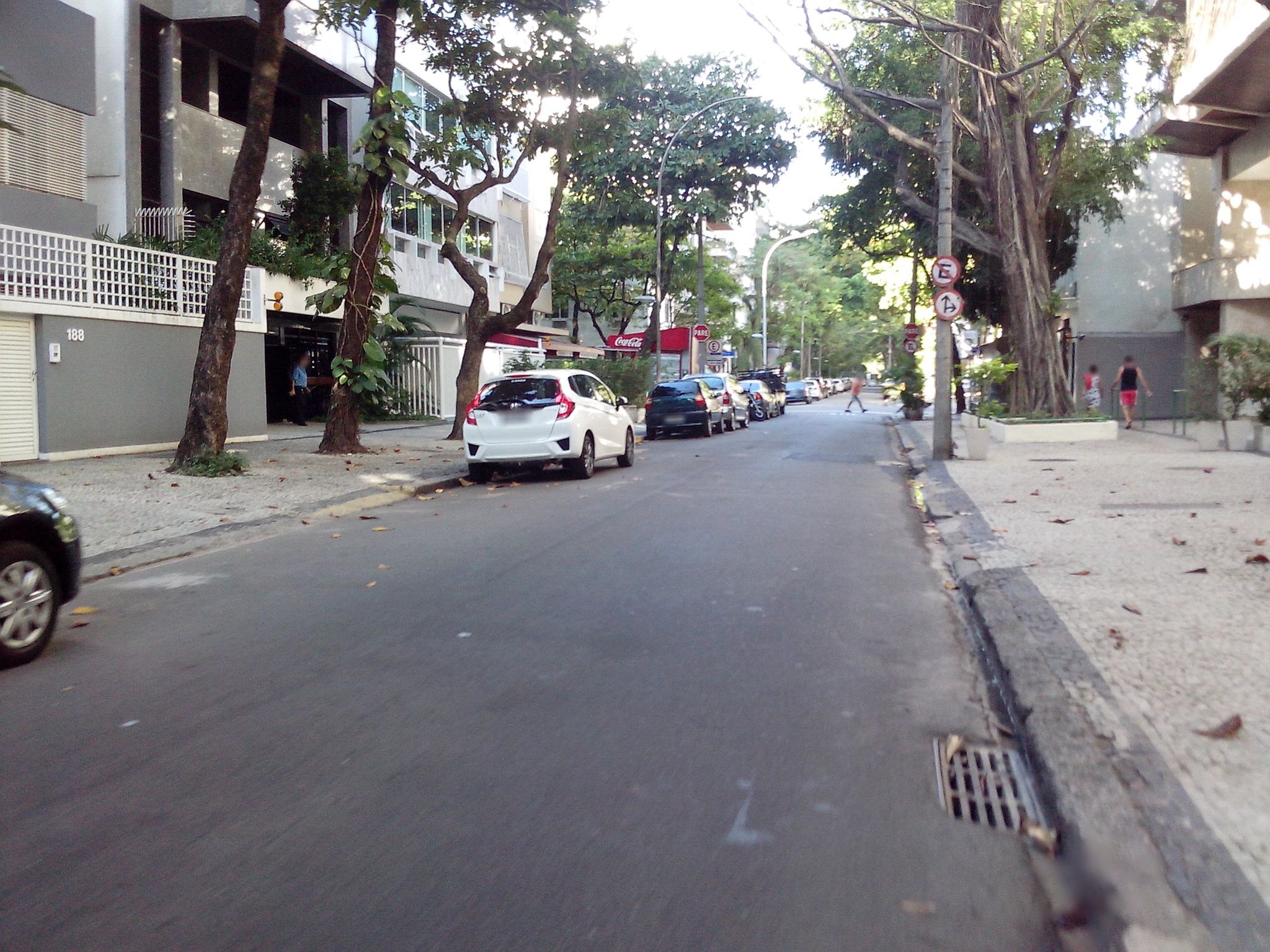 Street-level view near Edifício Julius, Ipanema