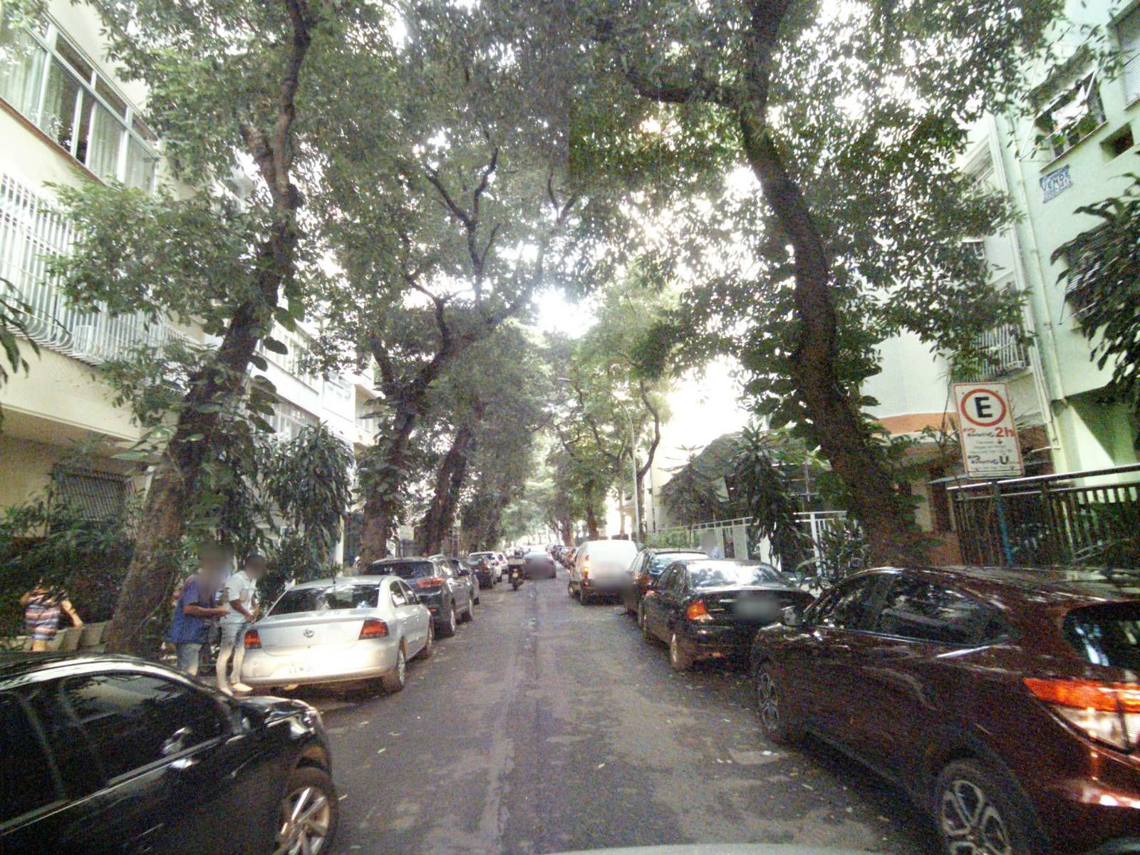 Street-level view near Edifício Juparanan, Catete