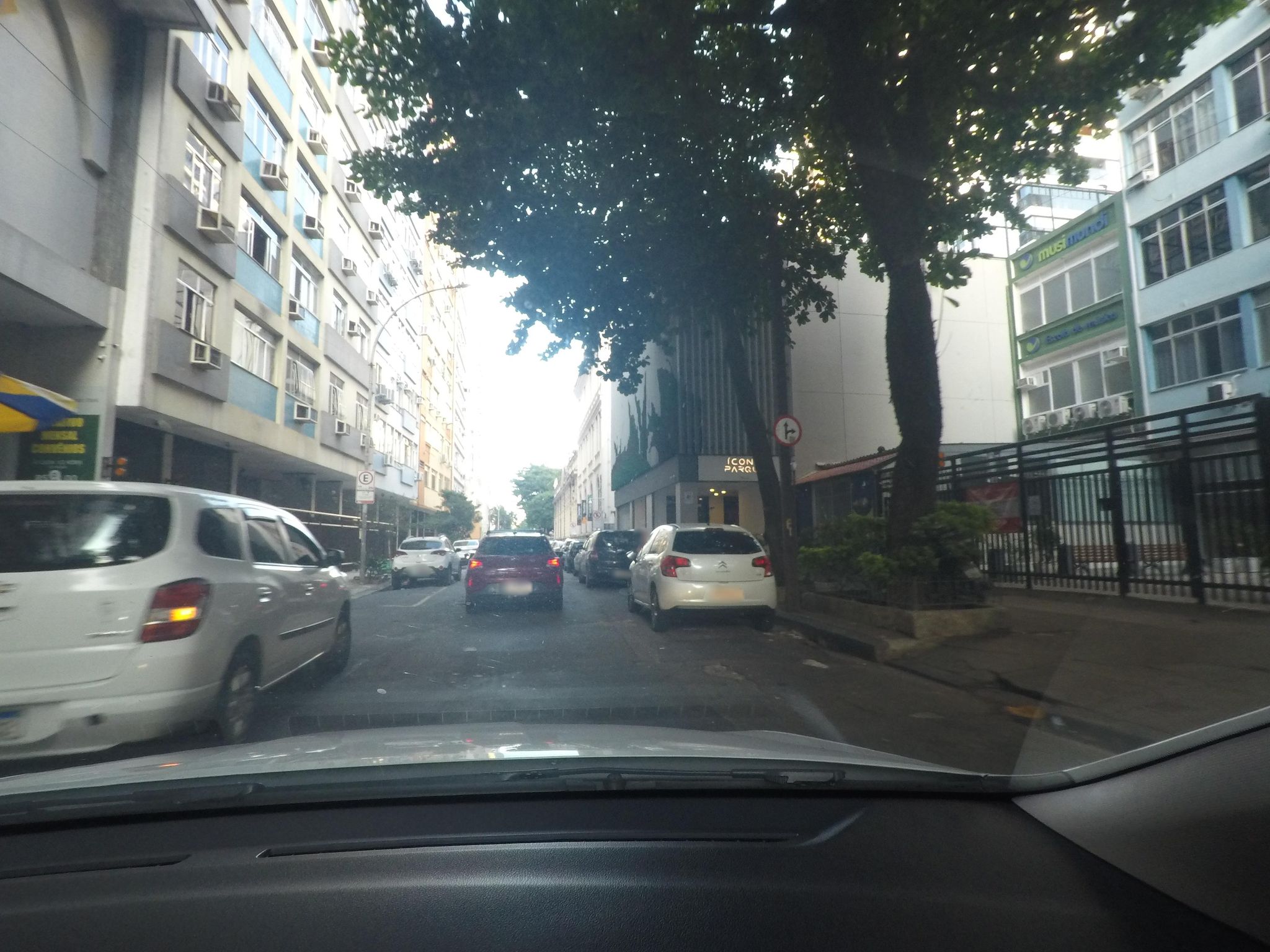 Street-level view near Edifício Jupiá, Catete