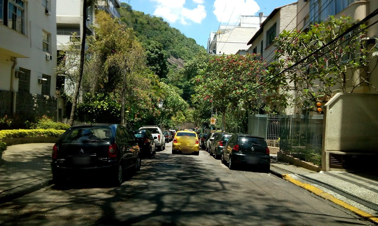 Street-level view near Edifício Jurema, Laranjeiras