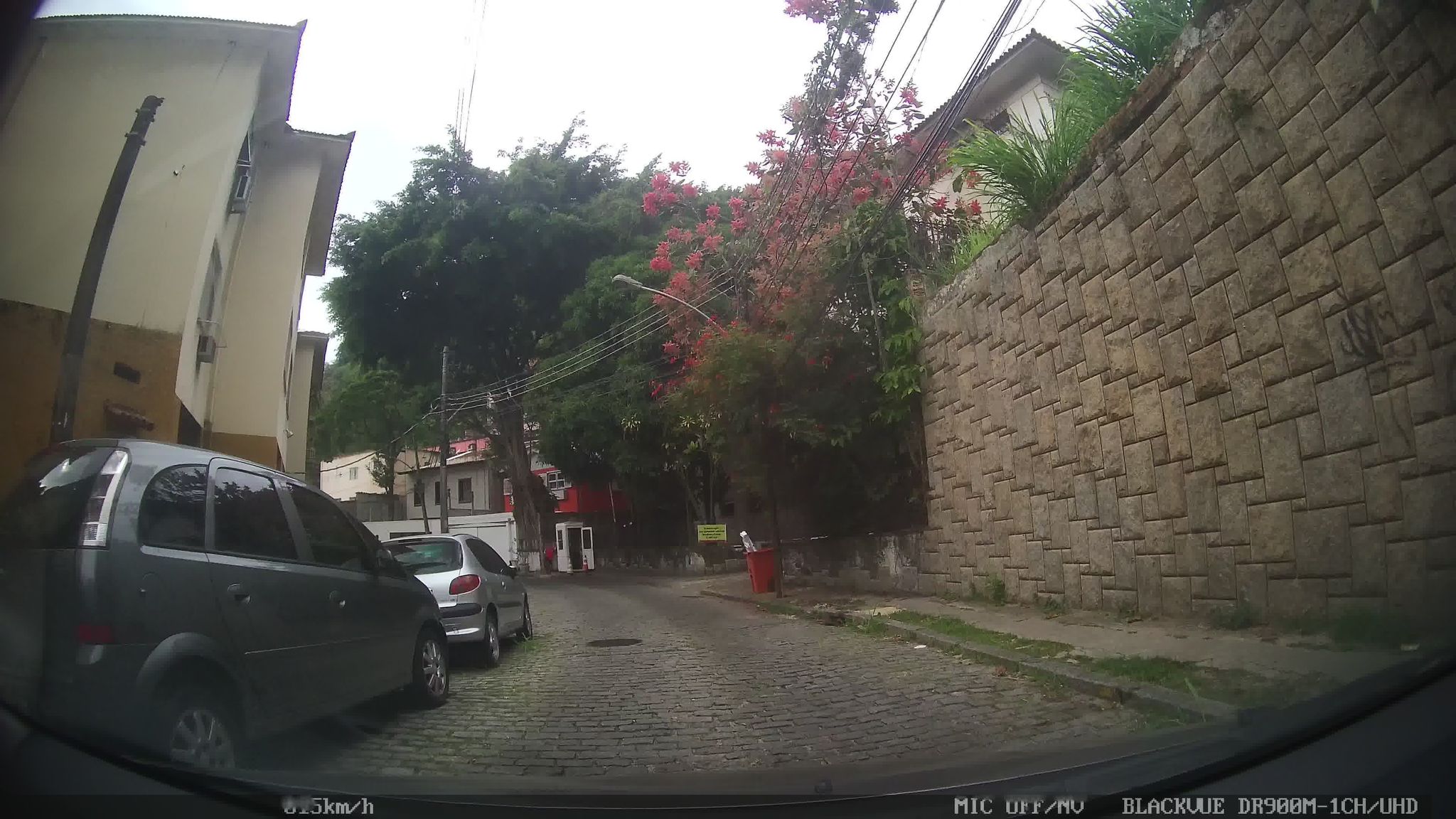Street-level view near Edifício Jussara, Laranjeiras