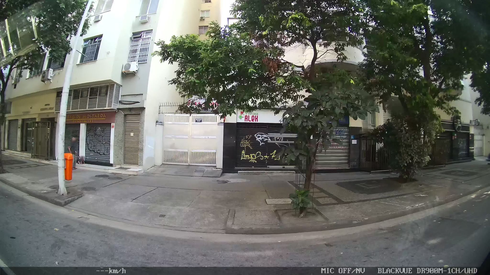 Street-level view near Edifício Kansas, Leme