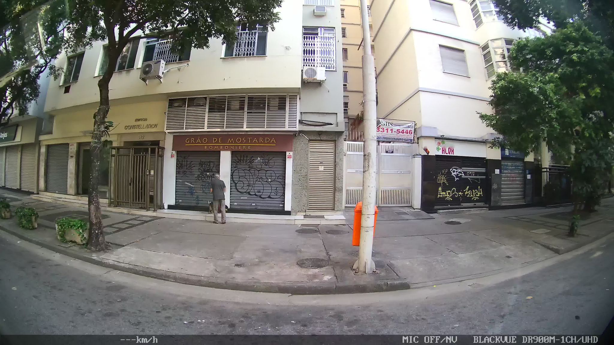 Street-level view near Edifício Kansas, Copacabana