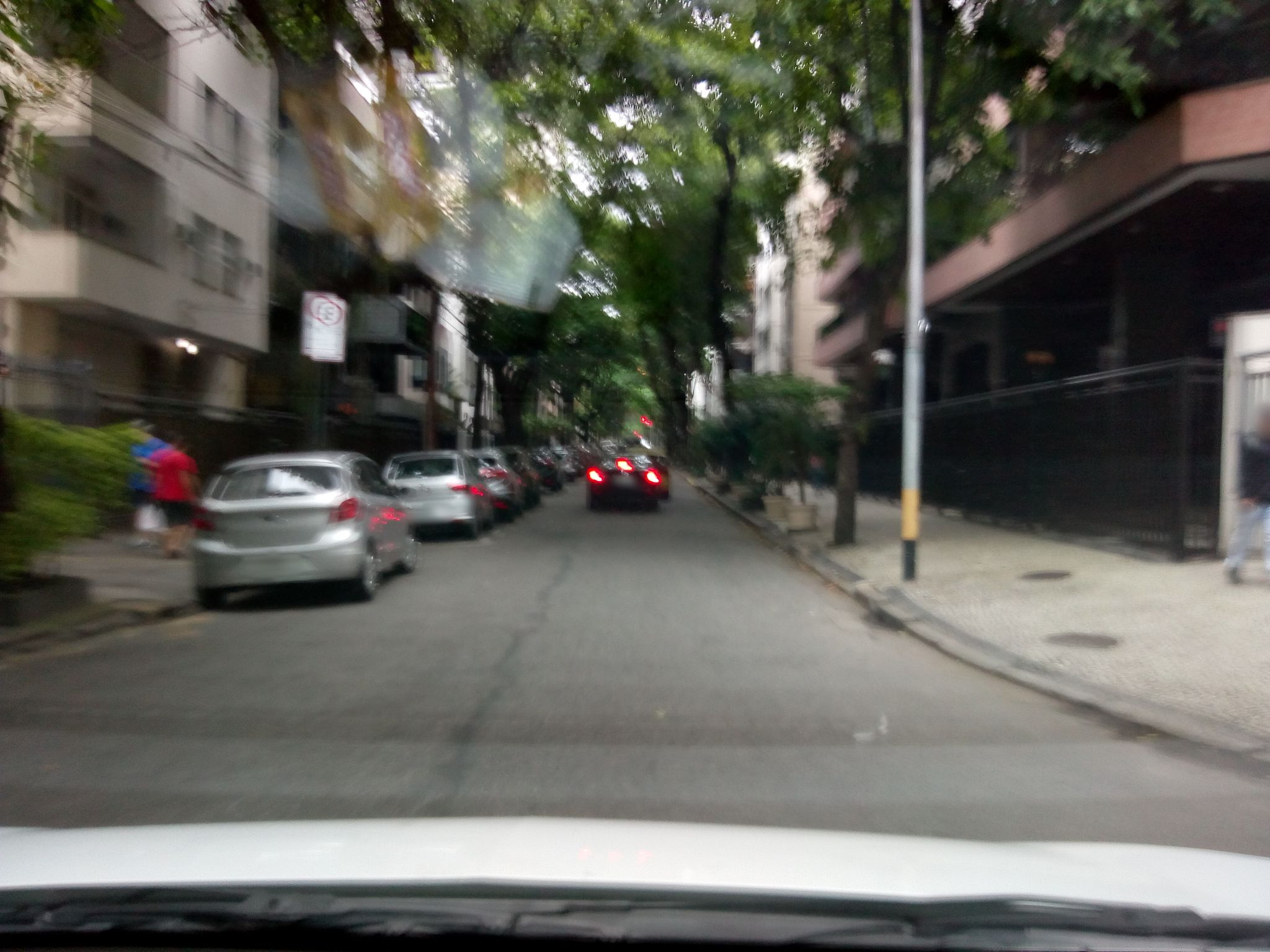 Street-level view near Edifício Karen II, Leblon