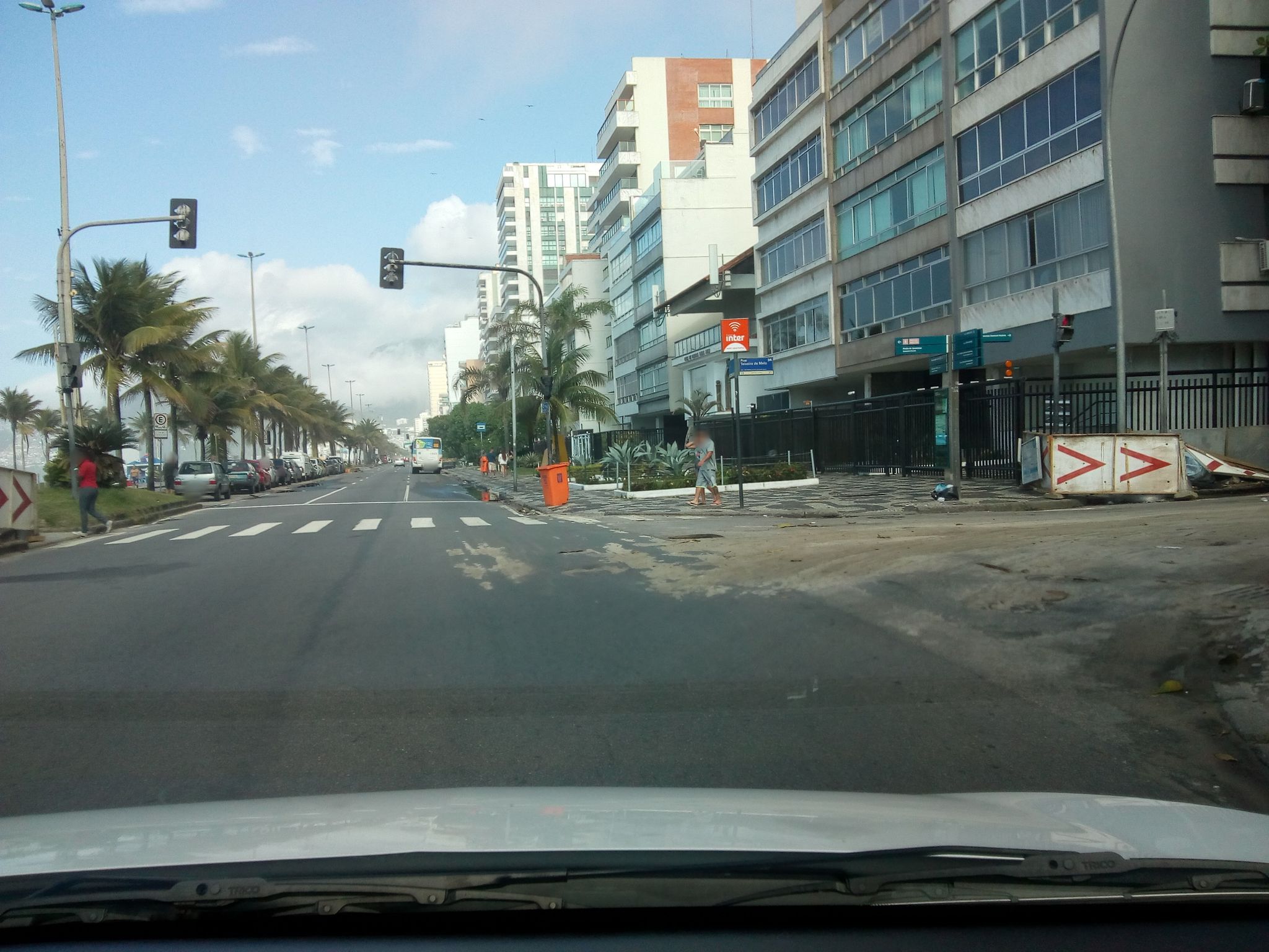 Street-level view near Edifício Kelly, Leblon
