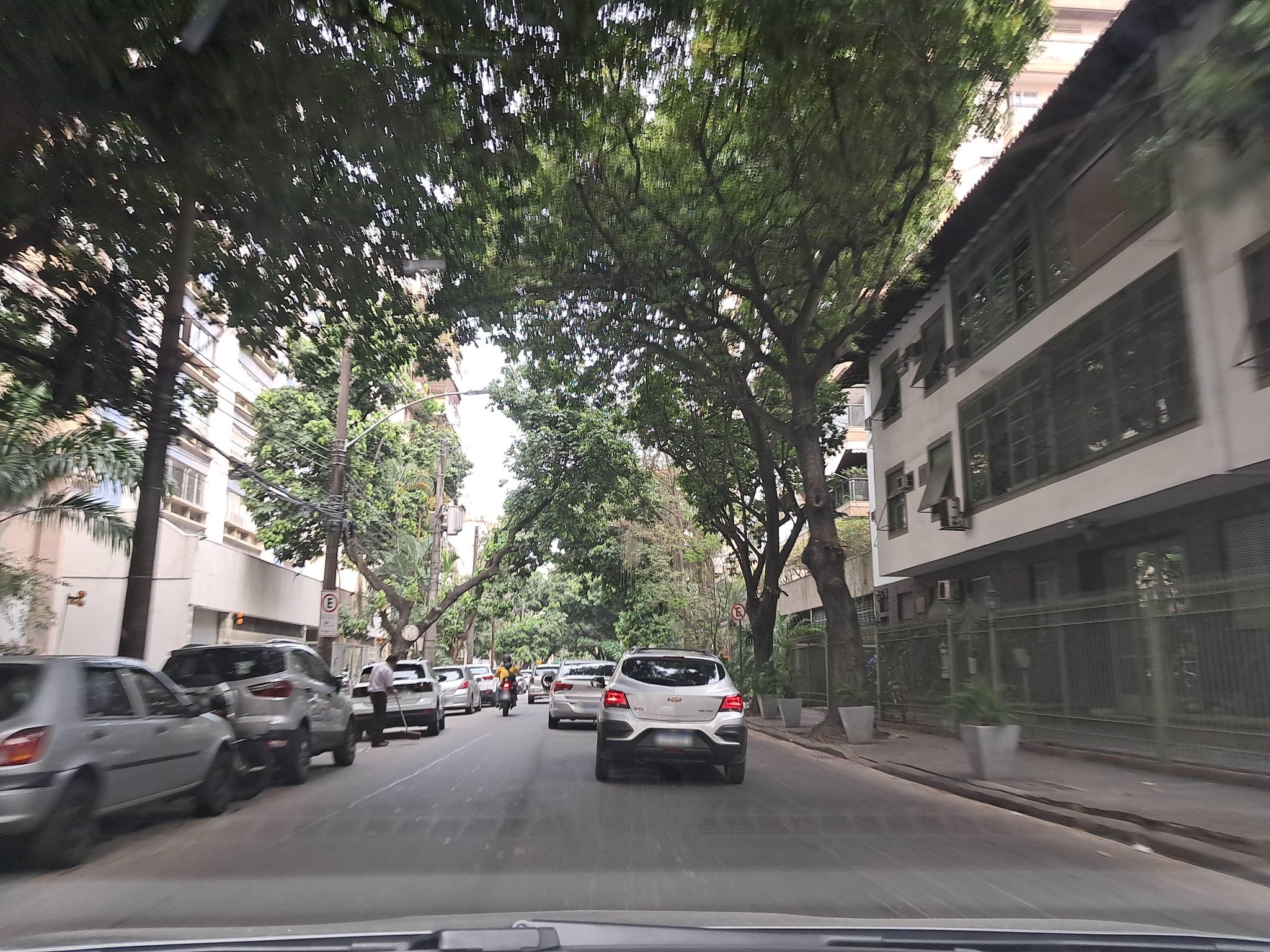 Street-level view near Edifício Kepler, Gávea