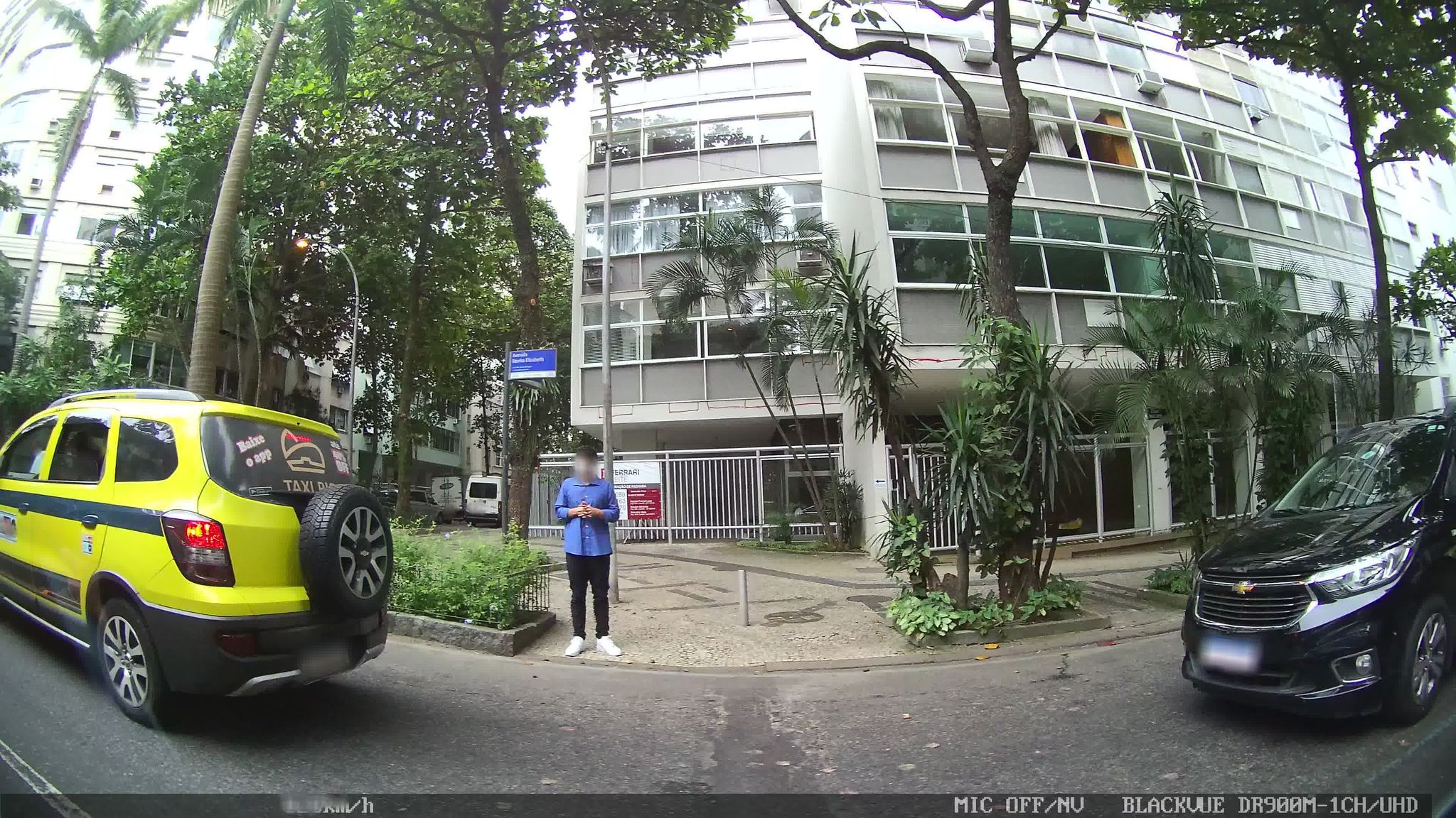 Street-level view near Edifício Kim, Ipanema