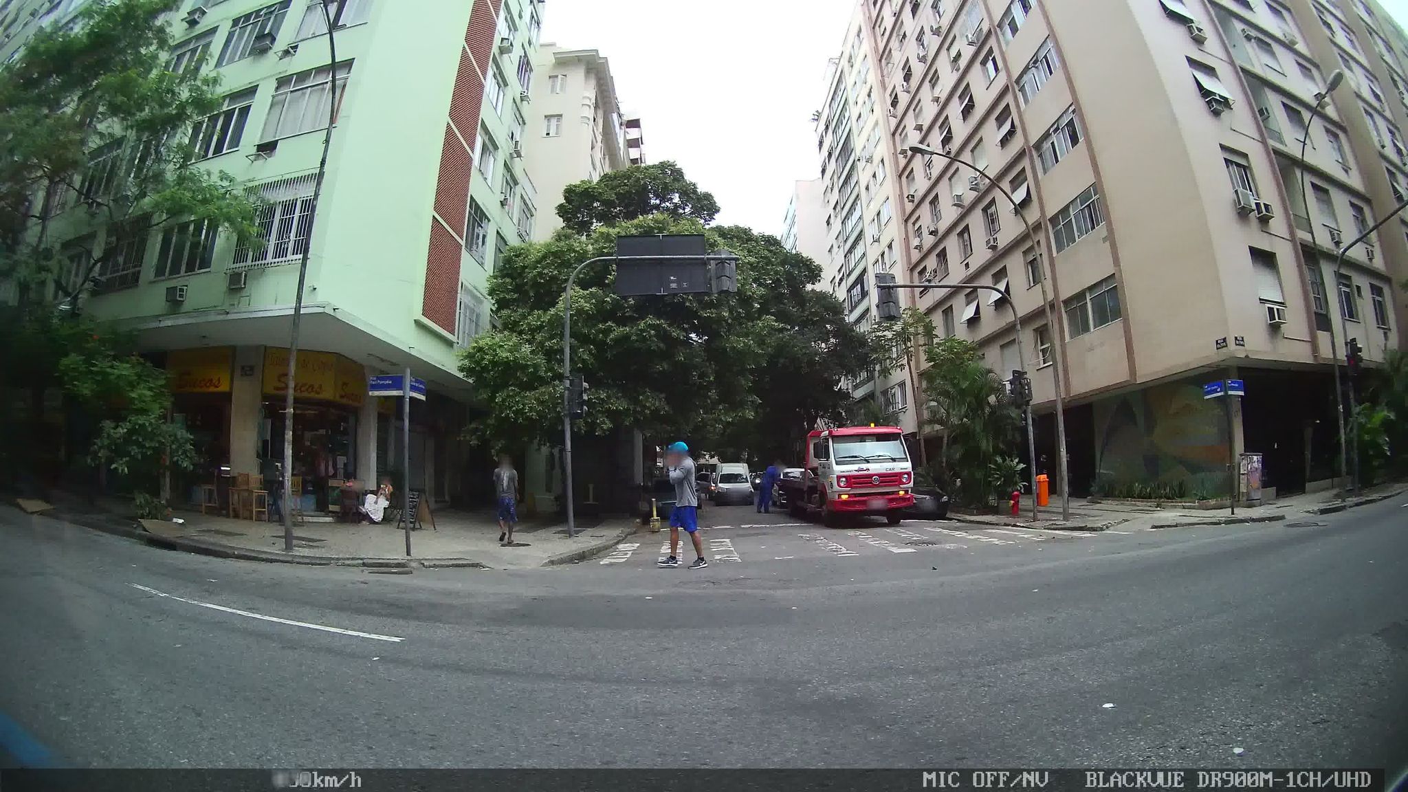 Street-level view near Edifício Kineret, Copacabana