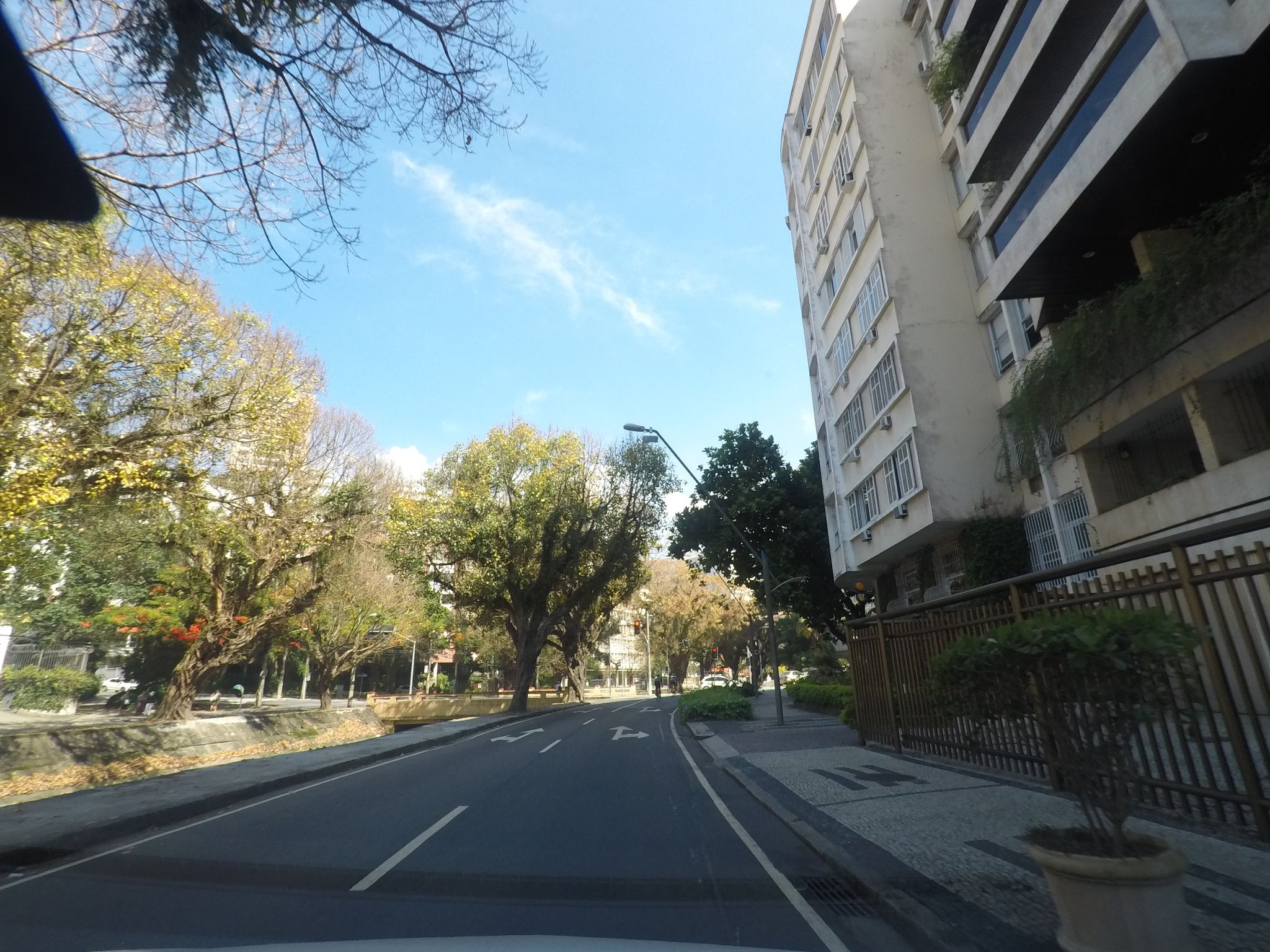 Street-level view near Edifício Kismar, Leblon