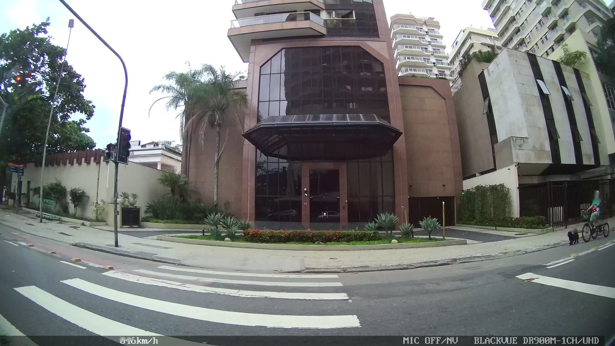 Street-level view near Edifício La Reserve Arpoador, Copacabana