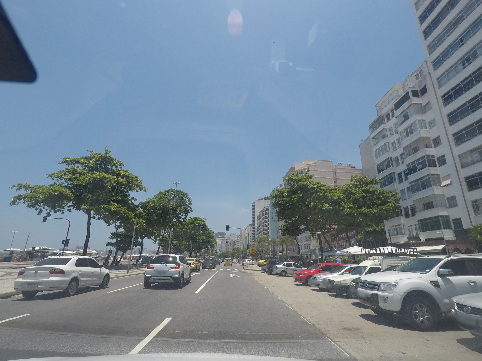 Street-level view near Edíficio Labourdett, Copacabana