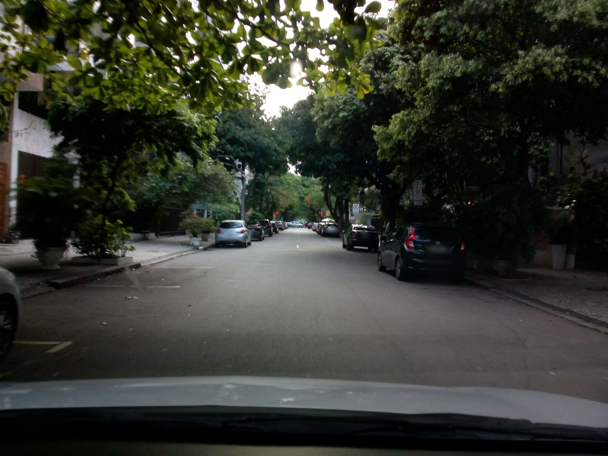 Street-level view near Edifício Lac de Geneve, Ipanema