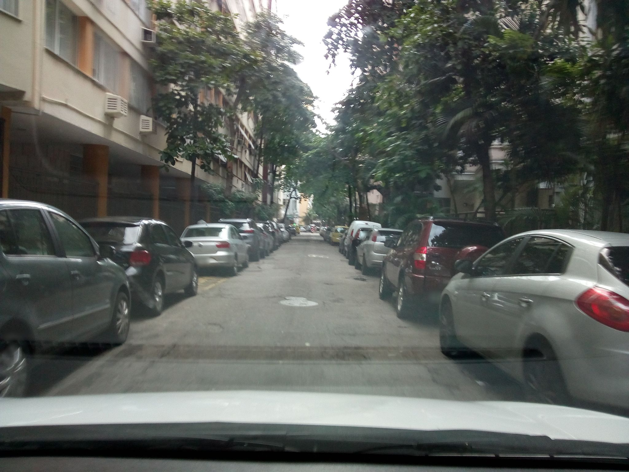 Street-level view near Edifício Lagoa Abaeté, Copacabana