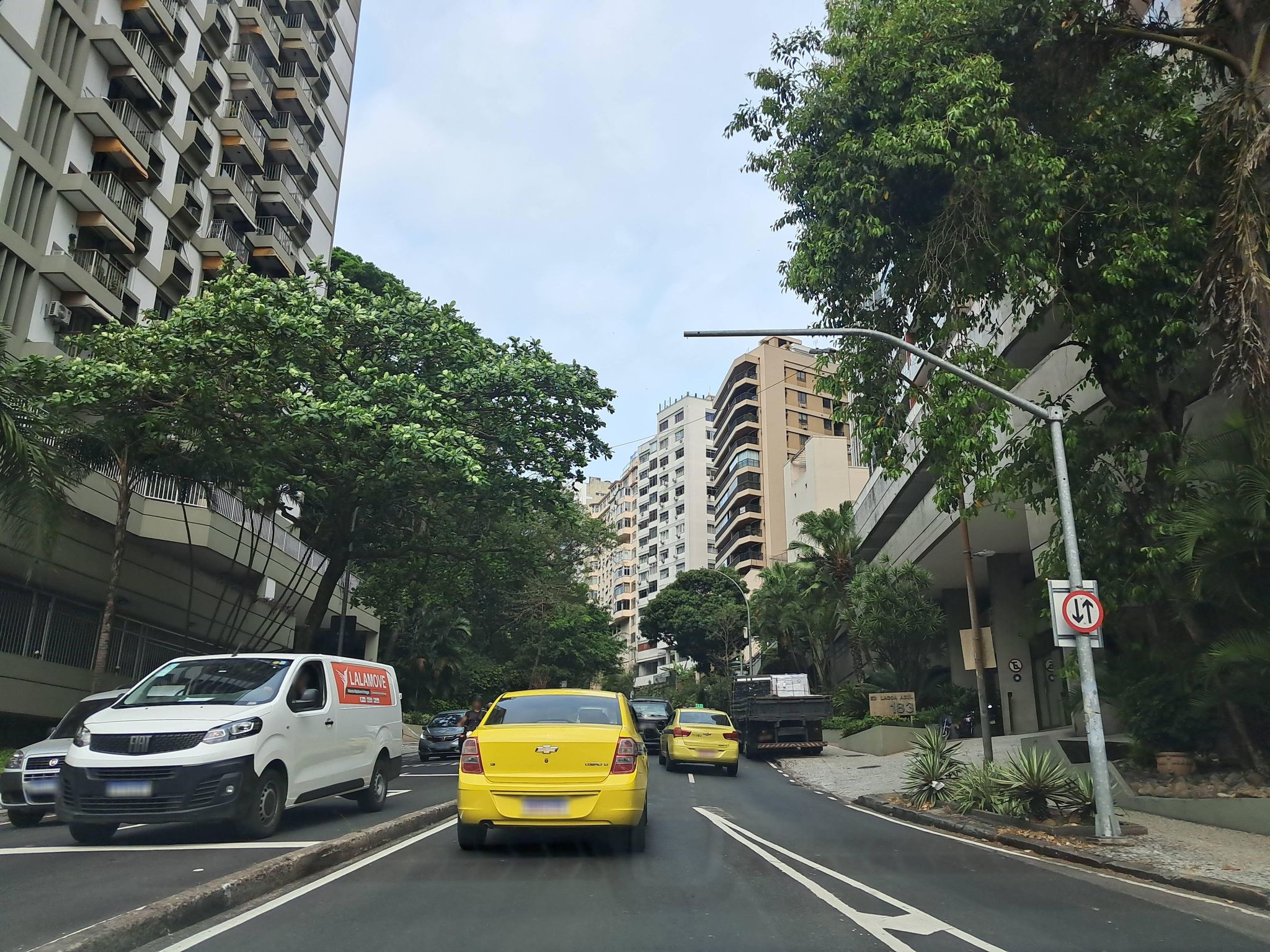 Street-level view near Edifício Lagoa Azul, Lagoa