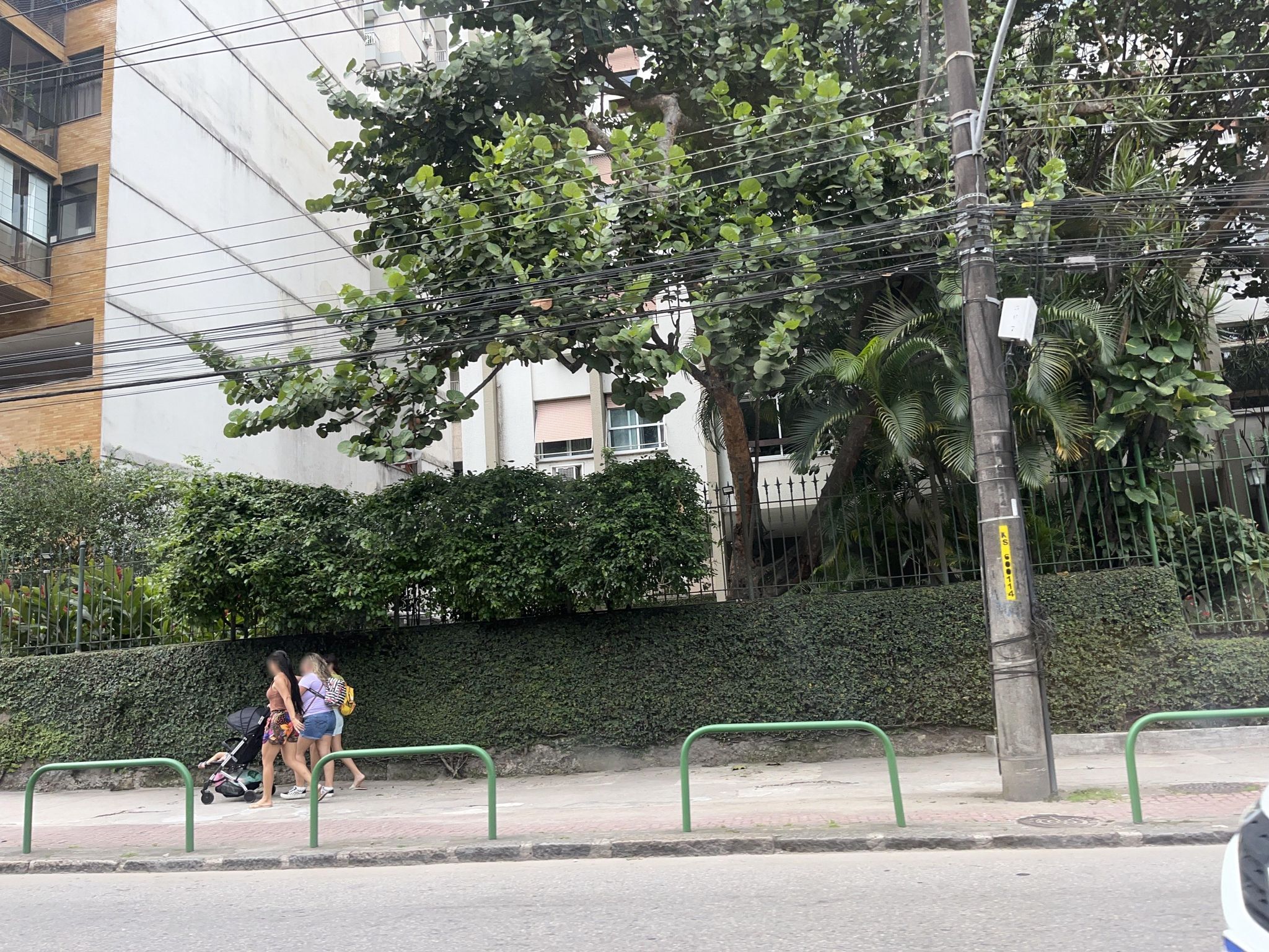 Street-level view near Edifício Lagoa Barra, Leblon