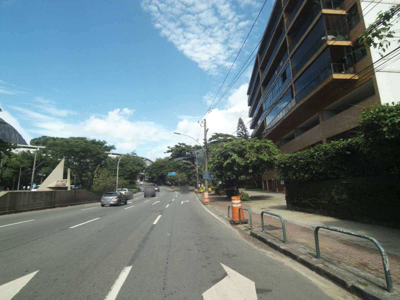 Street-level view near Edifício Lagoa Barra, Gávea