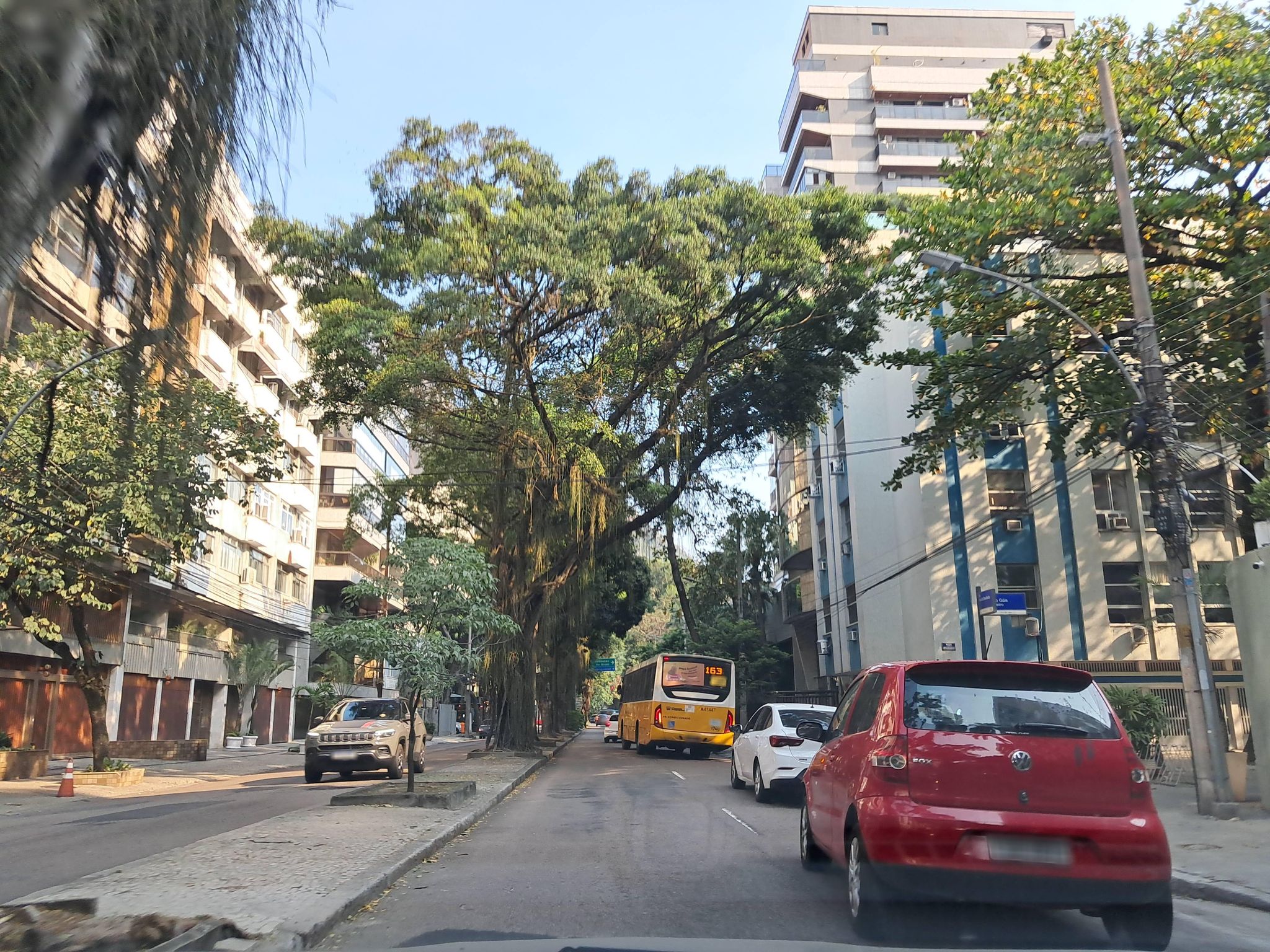 Street-level view near Edifício Lagoa Dourada, Lagoa