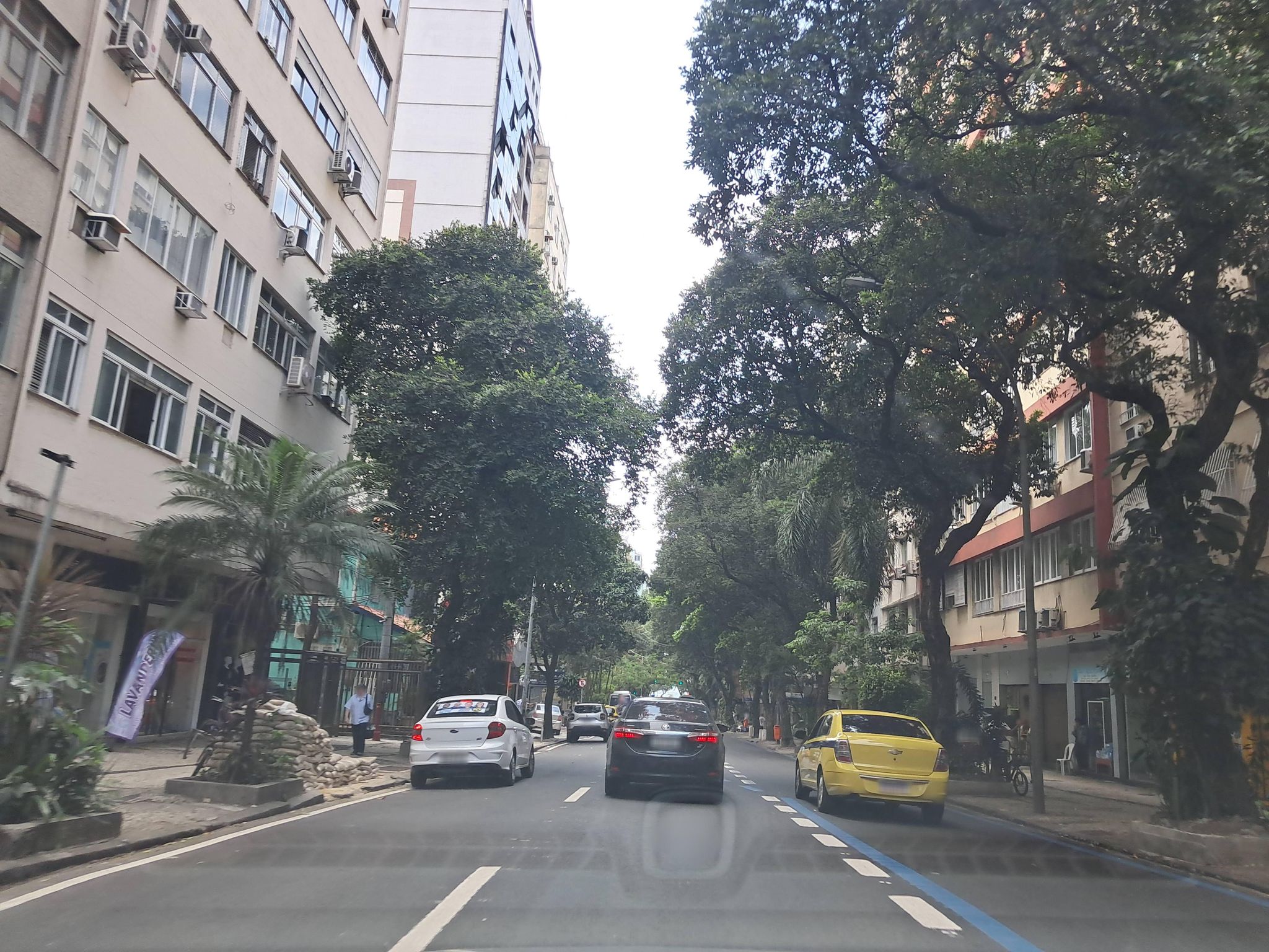 Street-level view near Edifício Lansanne, Copacabana
