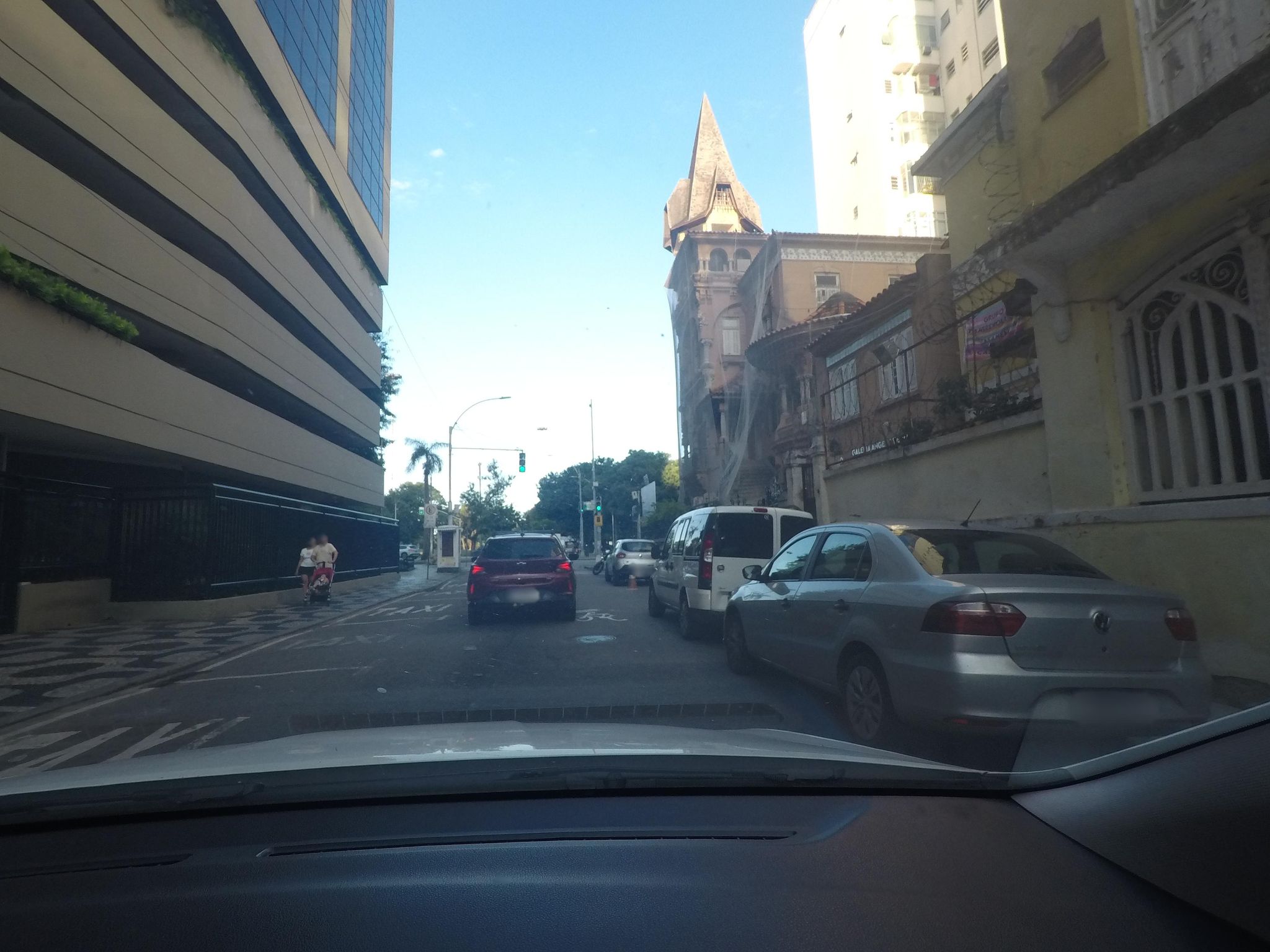Street-level view near Edifício Laporte, Glória