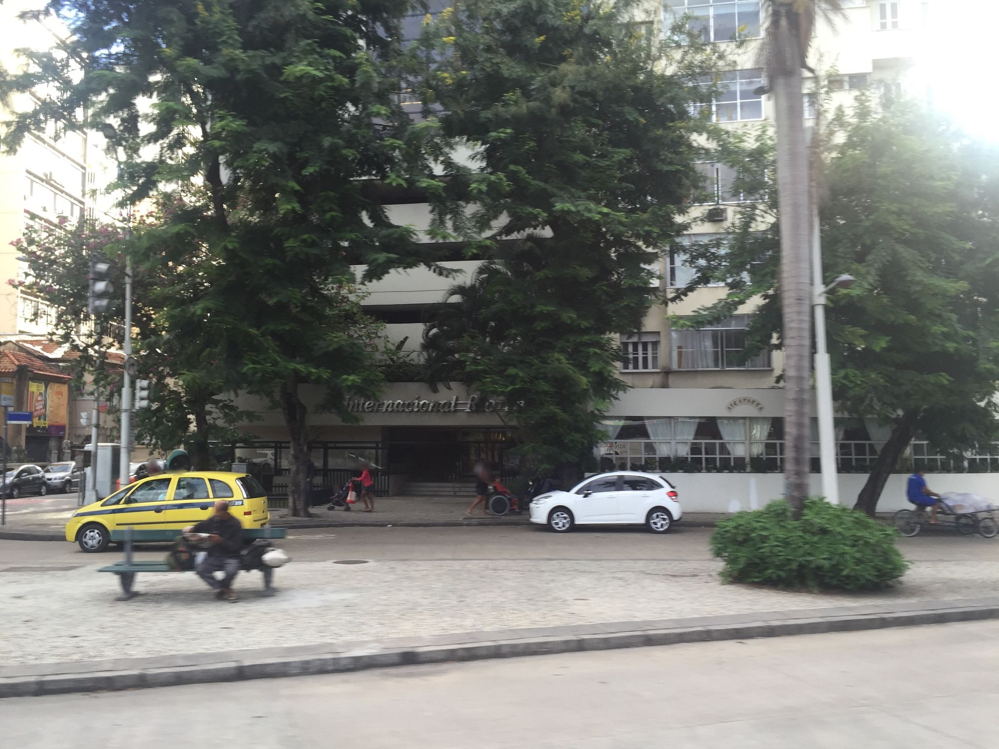 Street-level view near Edifício Laporte, Flamengo
