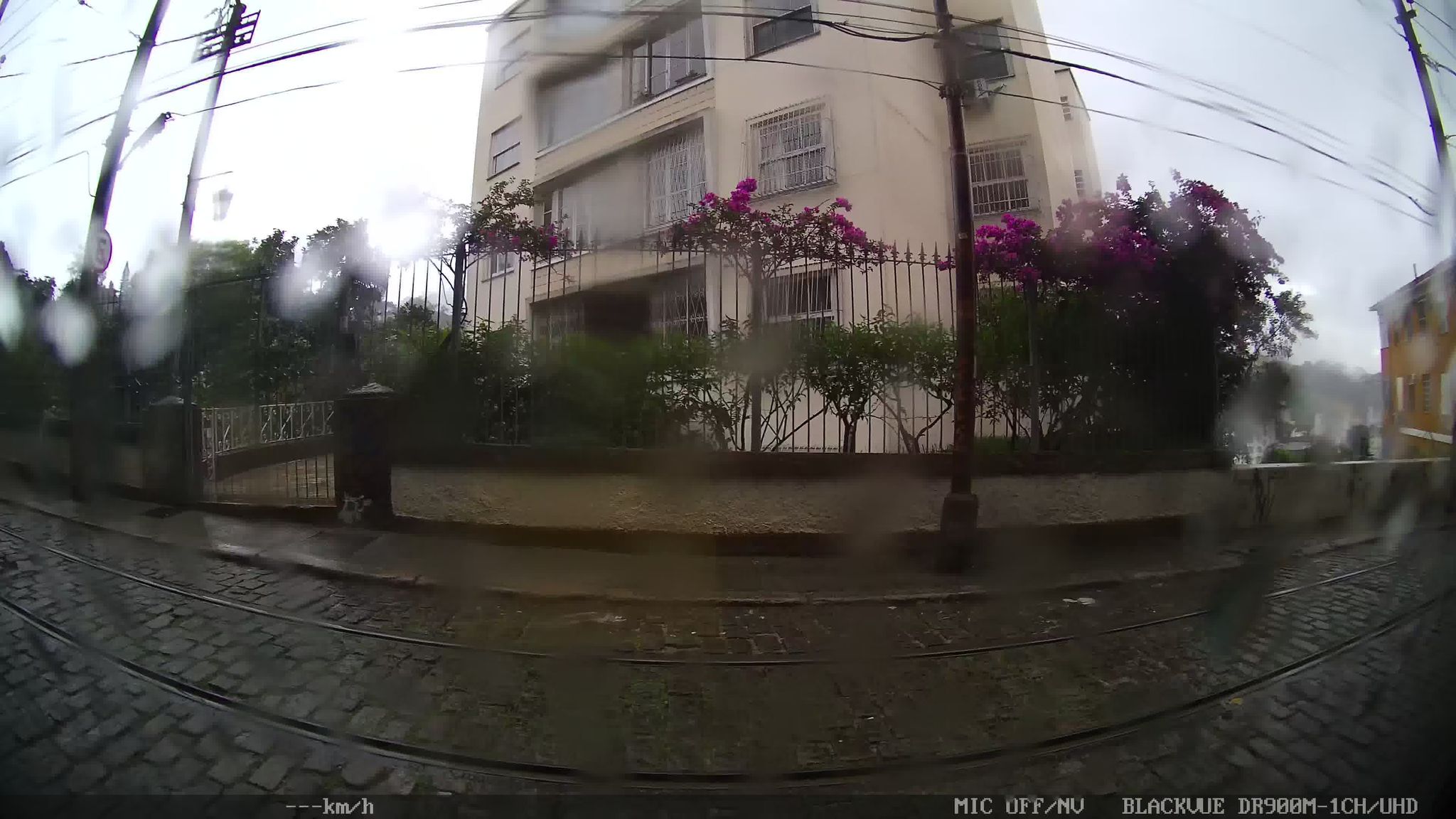 Street-level view near Edifício Larama, Santa Teresa