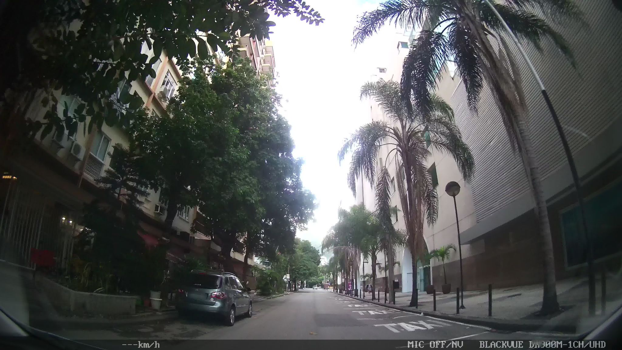 Street-level view near Edificio Las Casas, Botafogo