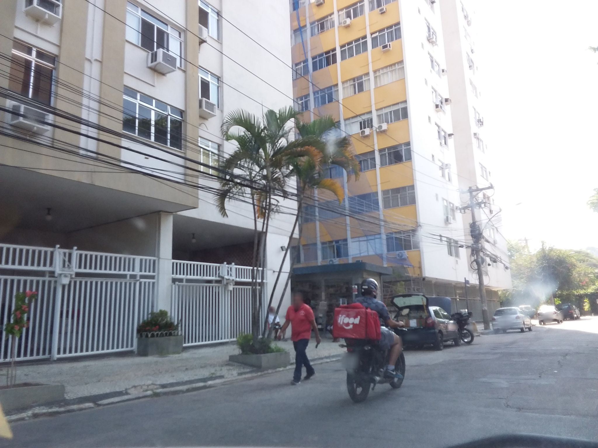 Street-level view near Edifício Lauro Muller, Botafogo
